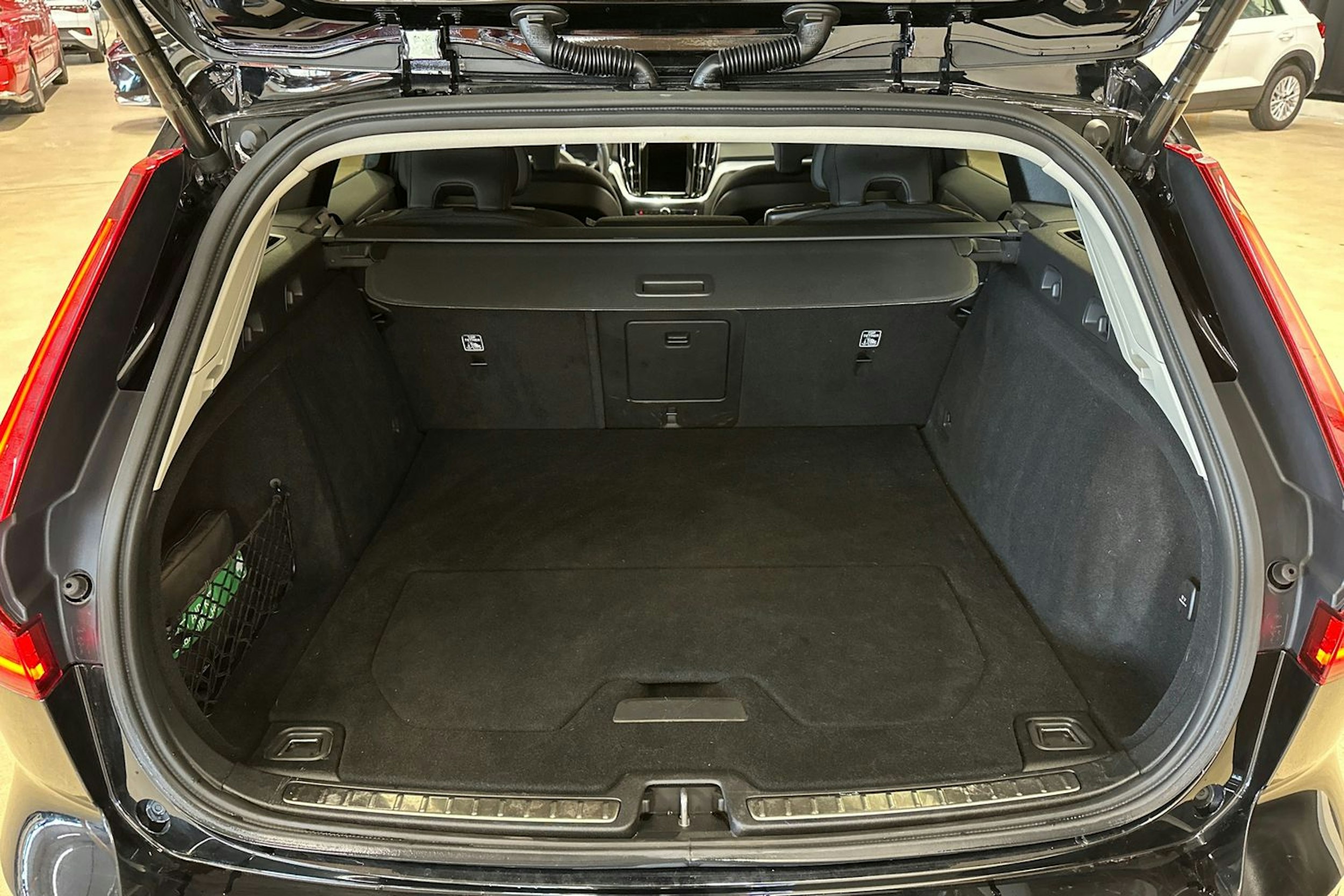 musta Volvo V60 2023 kuva 31.