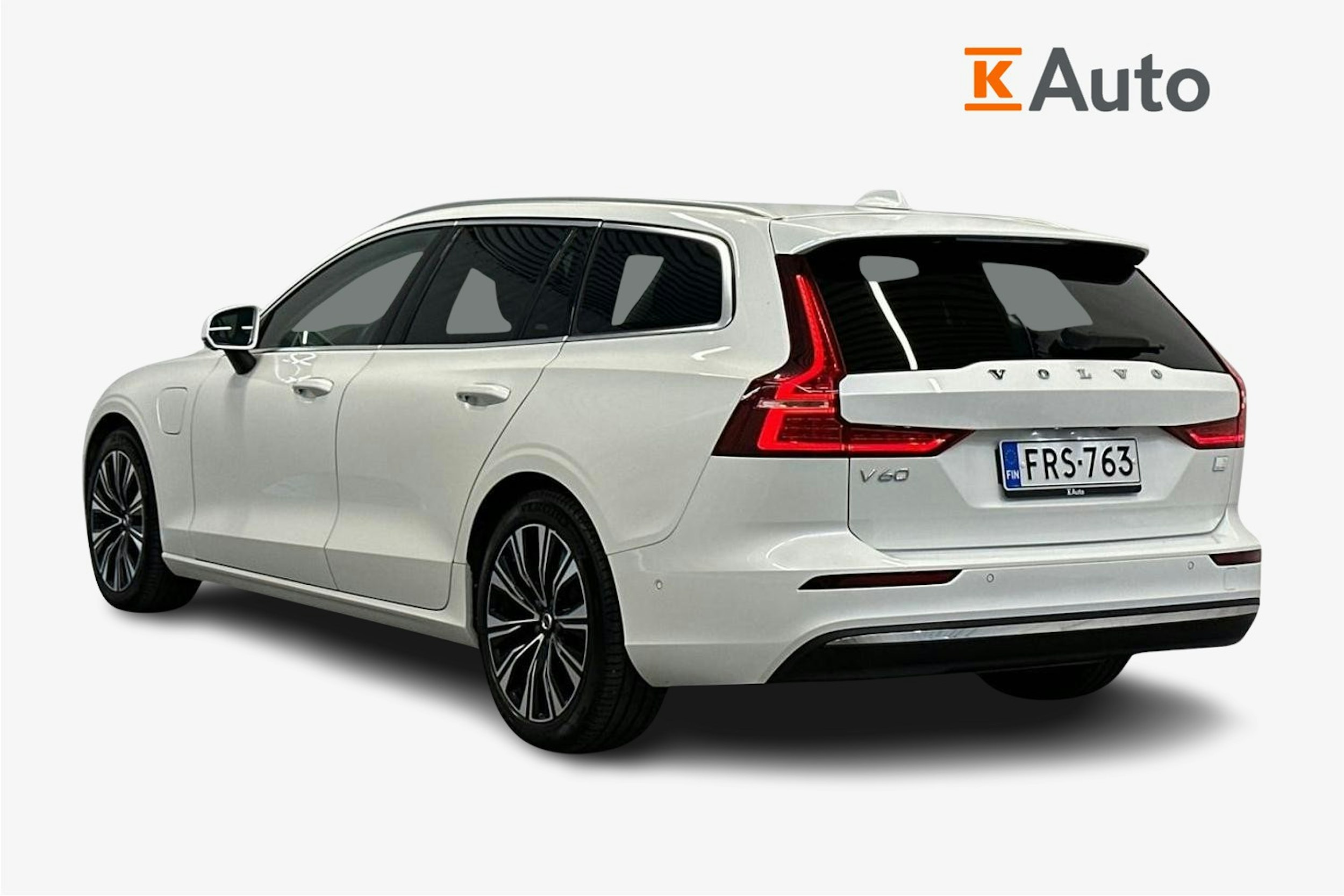 valkoinen Volvo V60 2023 kuva 2.