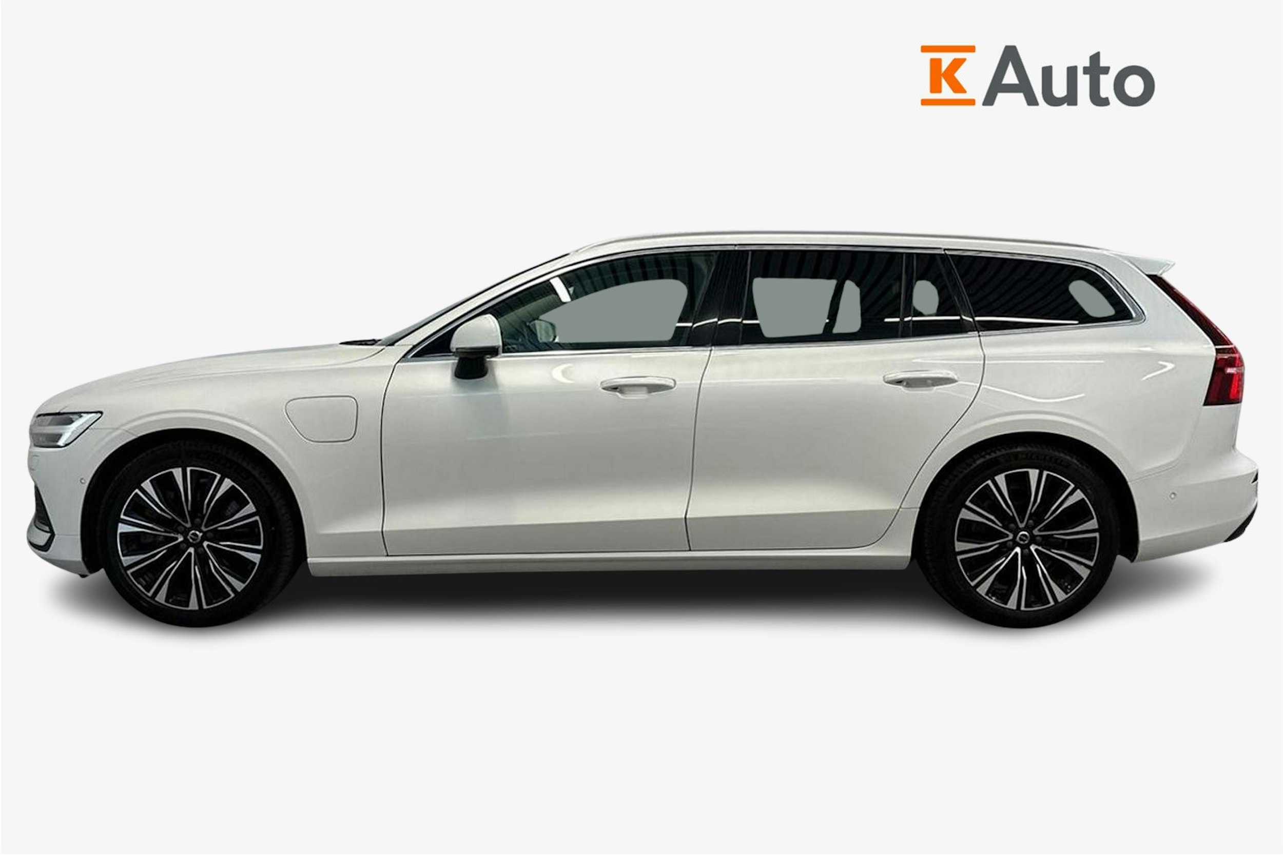 valkoinen Volvo V60 2023 kuva 6.