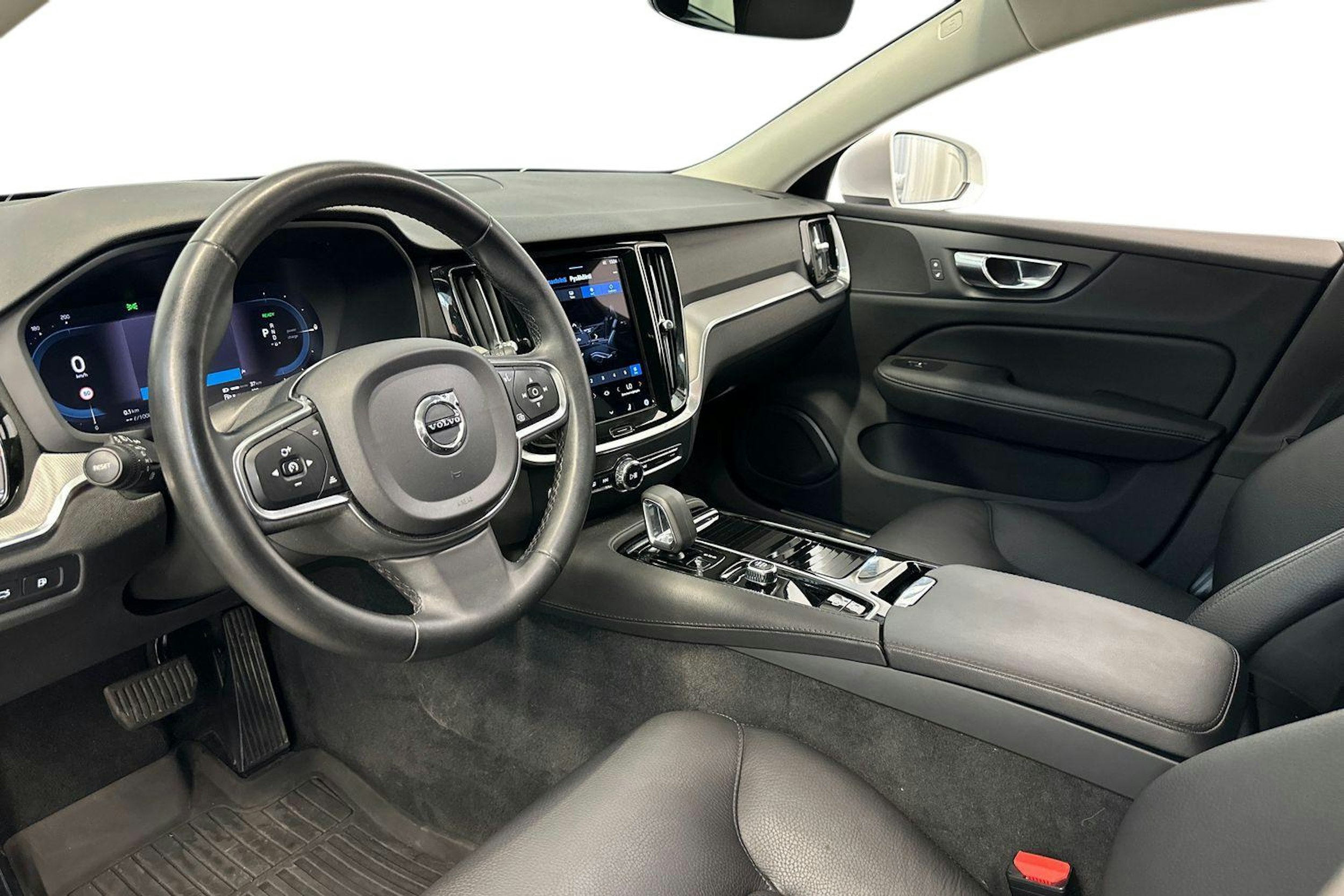 valkoinen Volvo V60 2023 kuva 7.