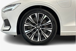 valkoinen Volvo V60 2023 kuva 11.