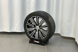 valkoinen Volvo V60 2023 kuva 14.