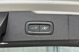 valkoinen Volvo V60 2023 kuva 18.