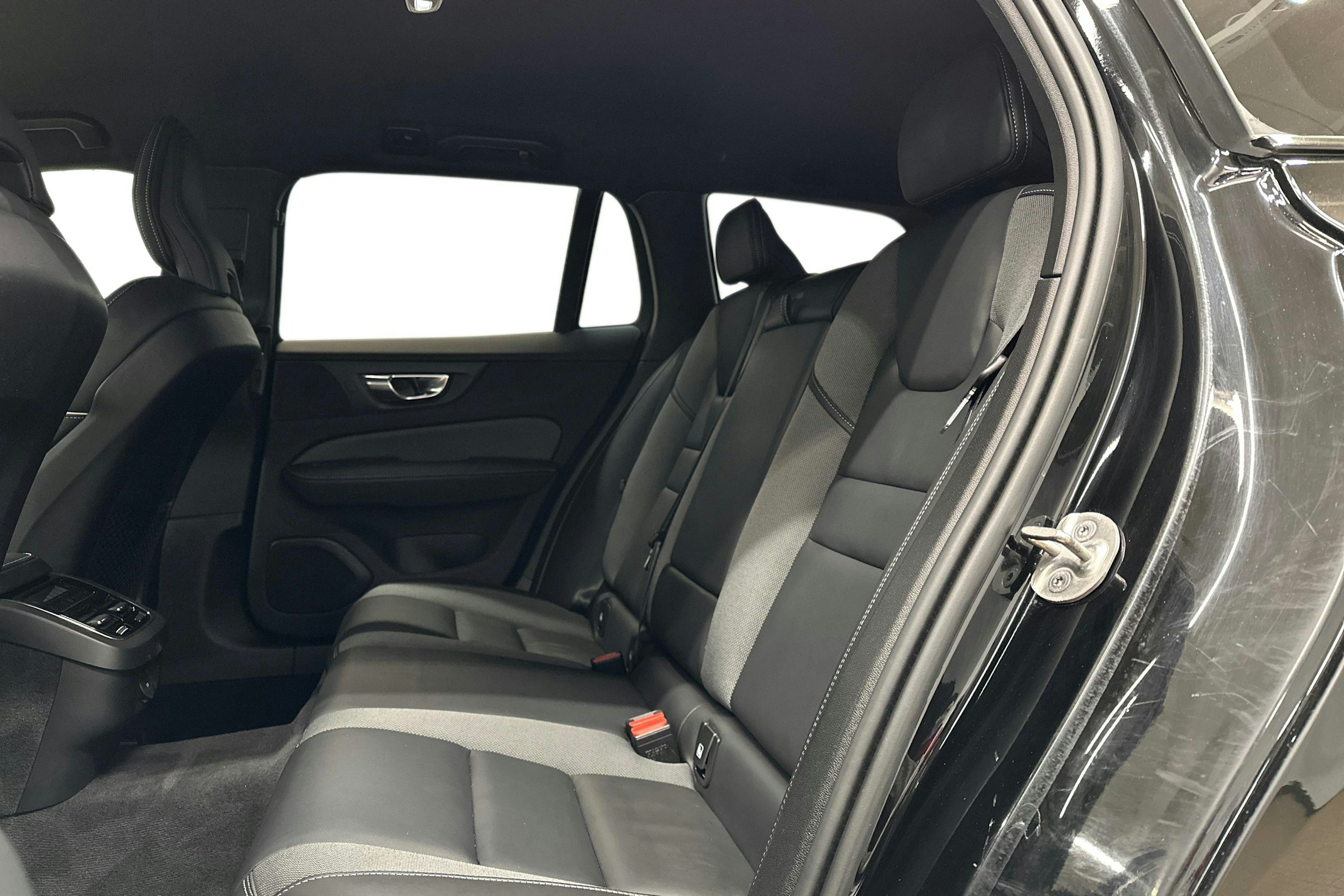 musta Volvo V60 2023 kuva 10.