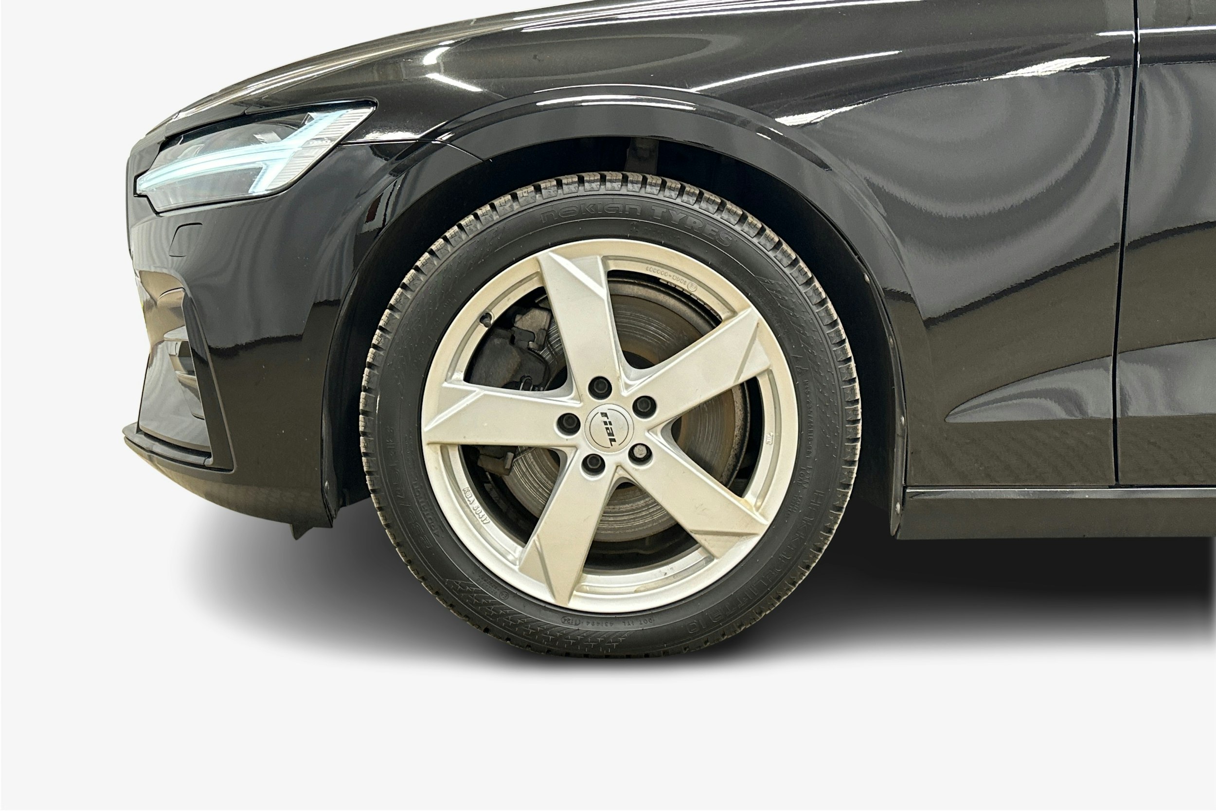 musta Volvo V60 2023 kuva 11.