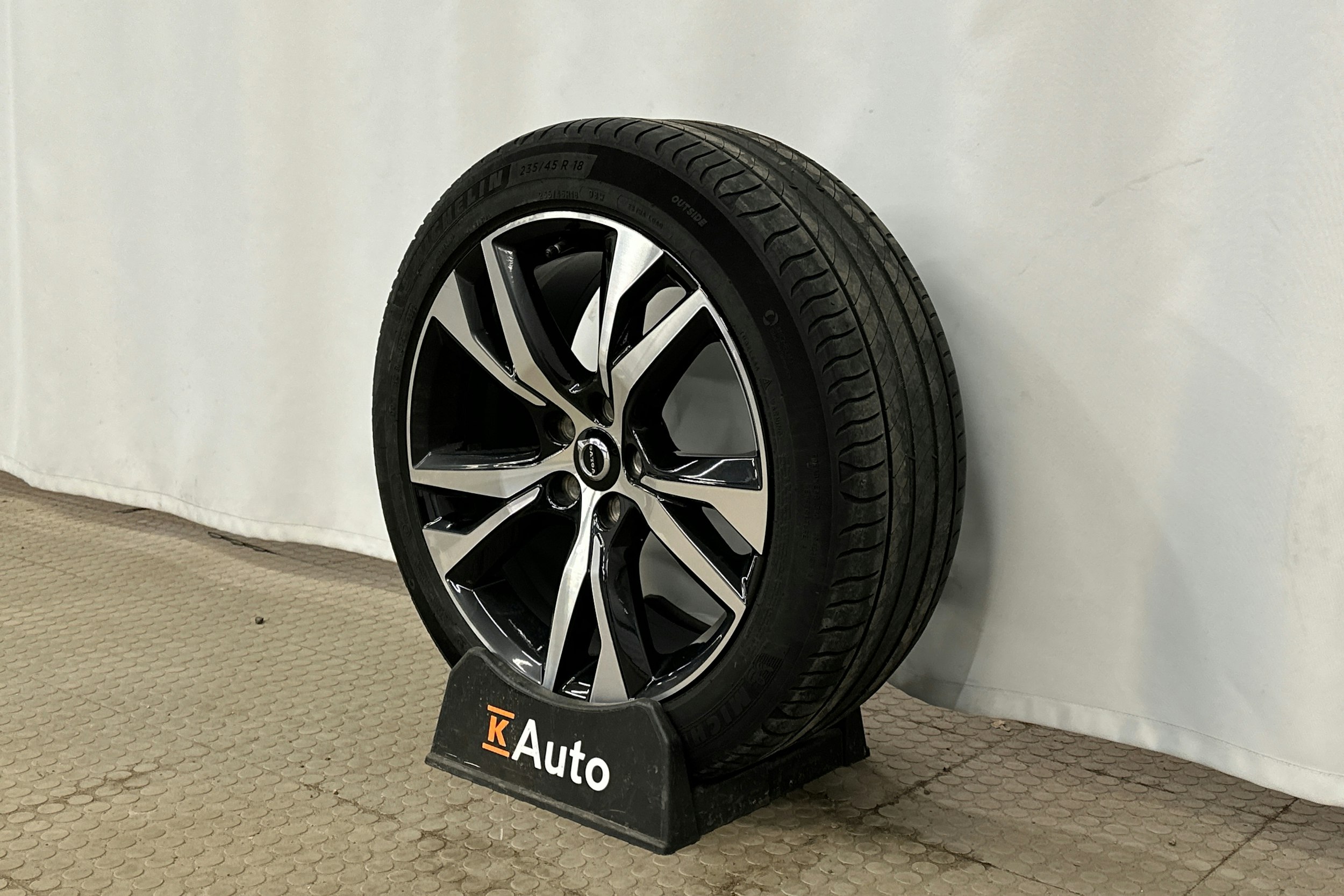 musta Volvo V60 2023 kuva 13.