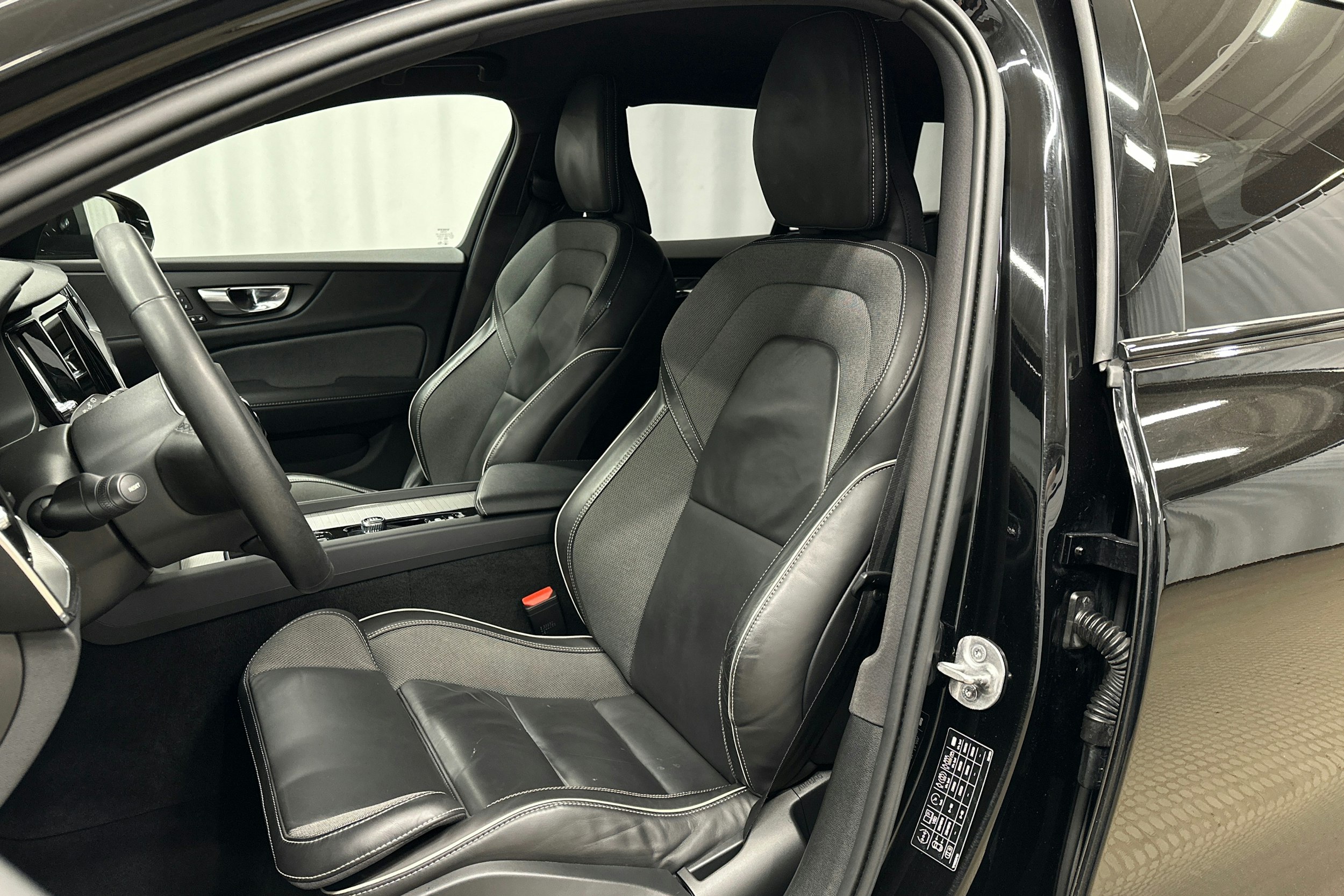 musta Volvo V60 2023 kuva 14.