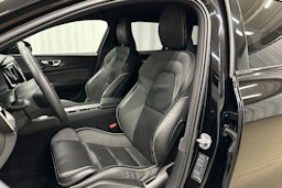 musta Volvo V60 2023 kuva 14.