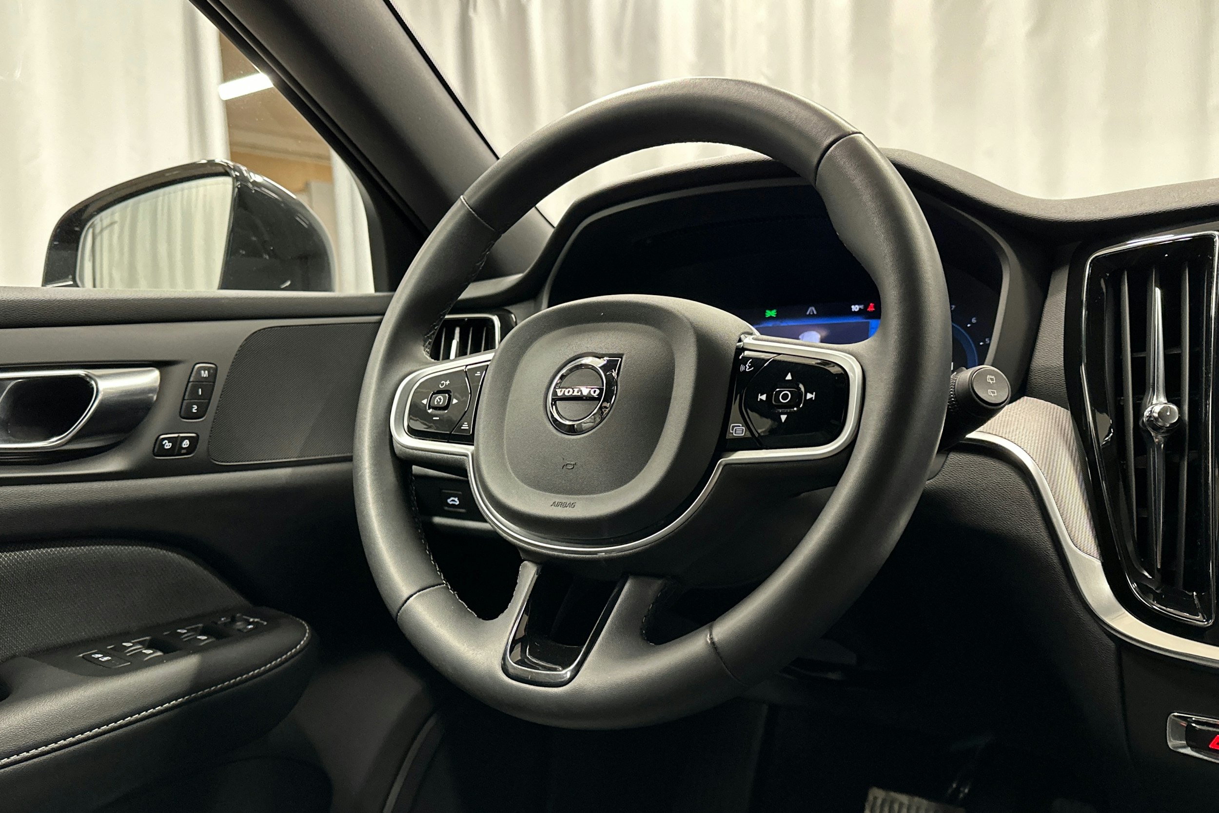 musta Volvo V60 2023 kuva 15.