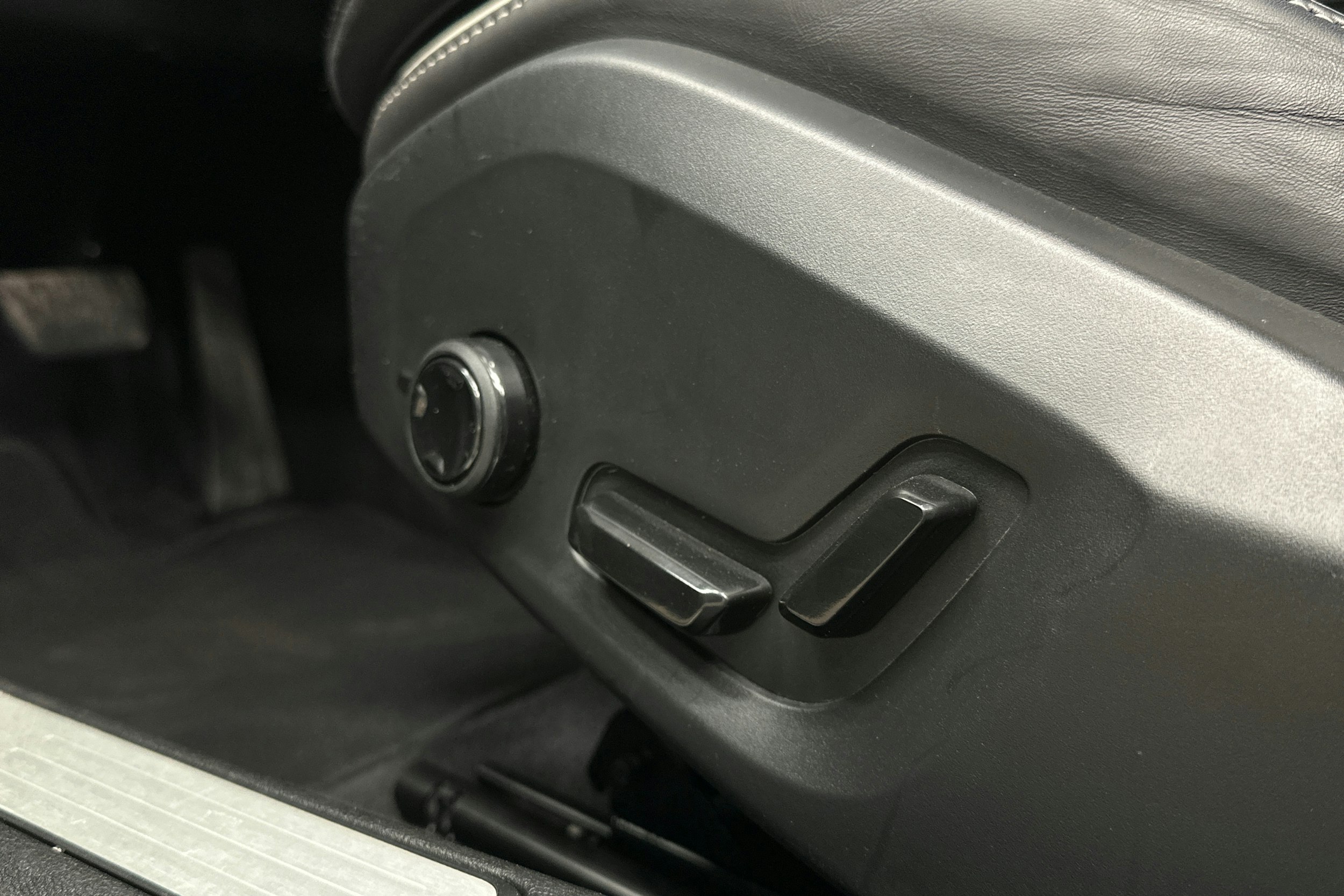 musta Volvo V60 2023 kuva 16.