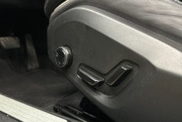 musta Volvo V60 2023 kuva 16.