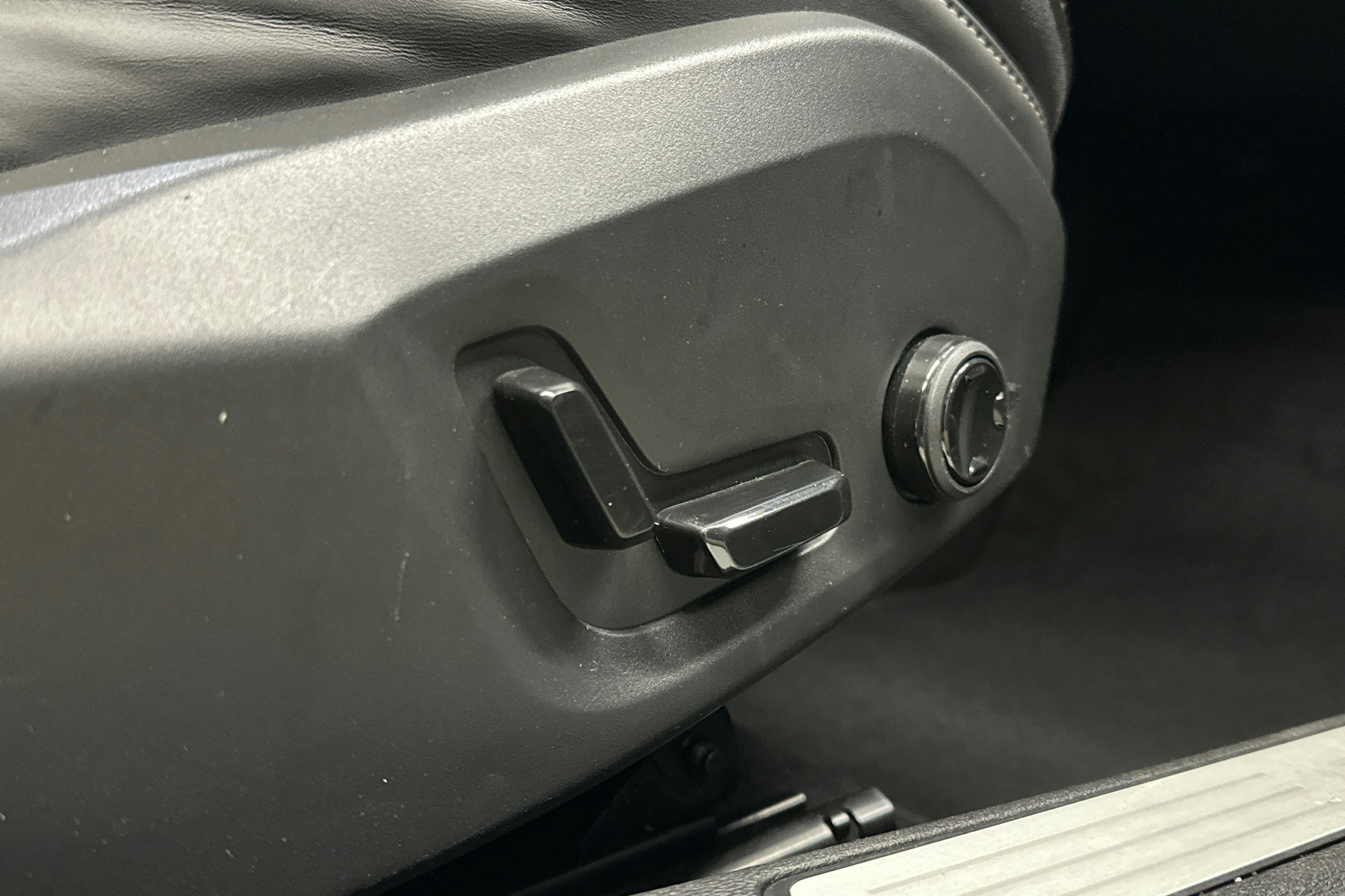 musta Volvo V60 2023 kuva 17.