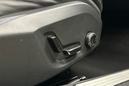 musta Volvo V60 2023 kuva 17.