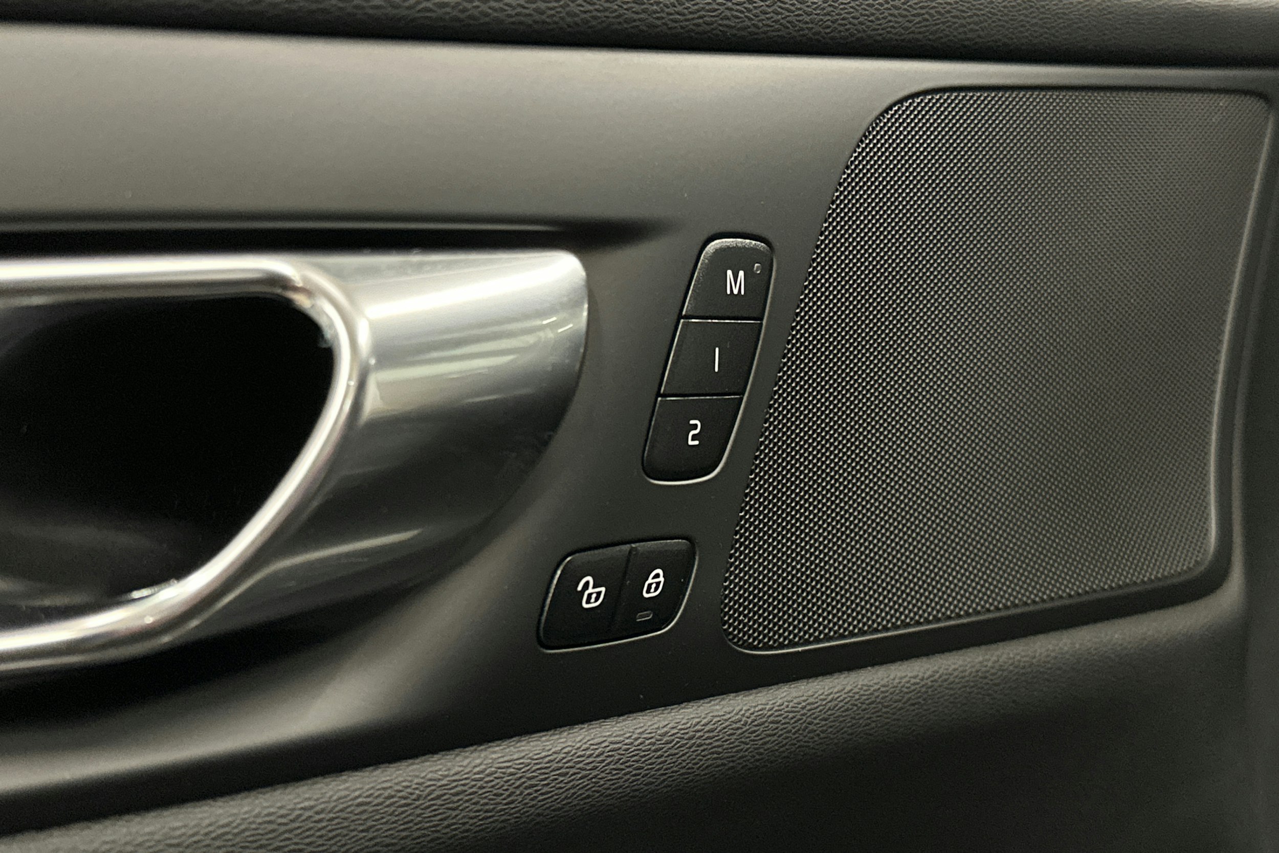 musta Volvo V60 2023 kuva 18.