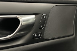 musta Volvo V60 2023 kuva 18.