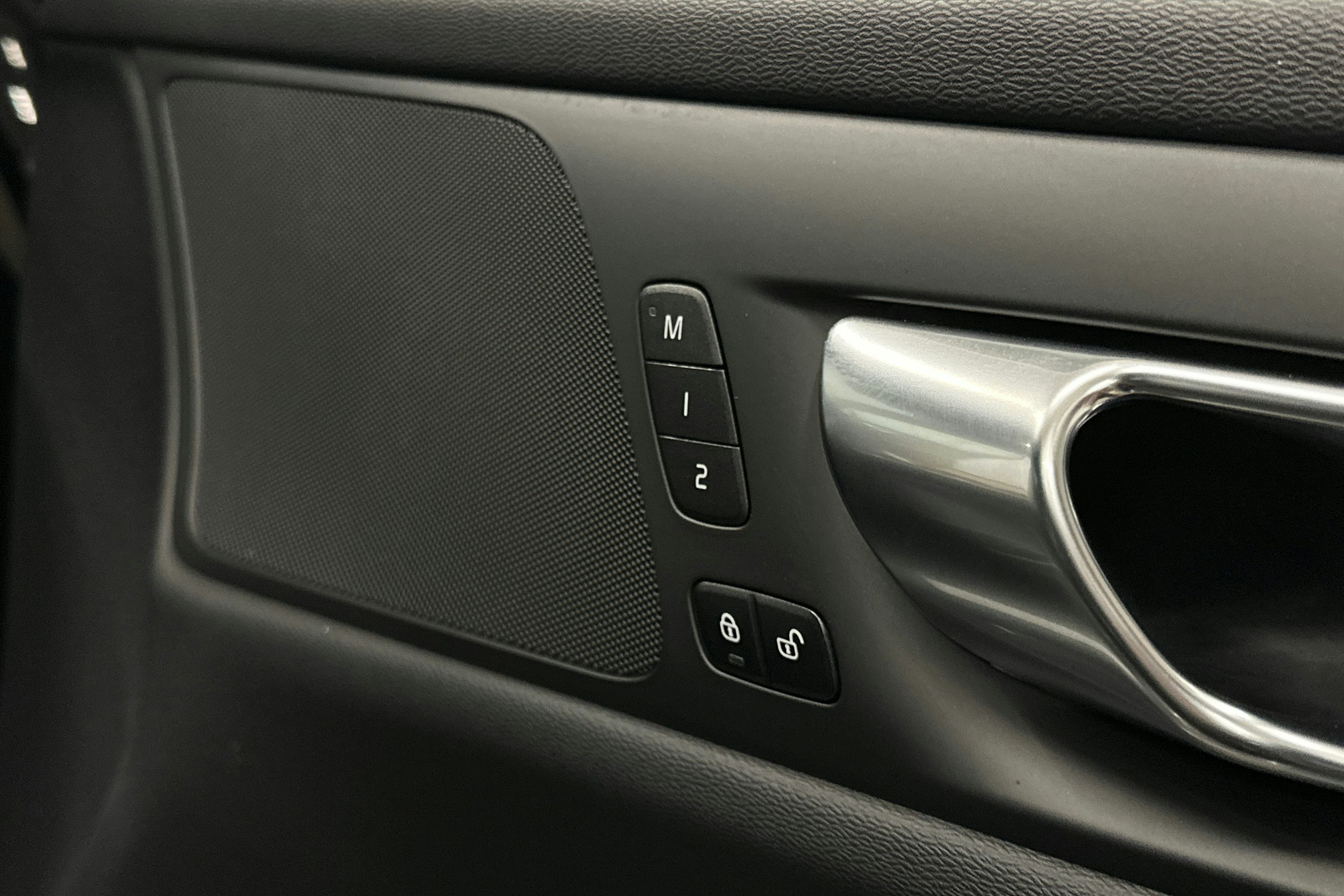 musta Volvo V60 2023 kuva 19.