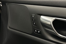 musta Volvo V60 2023 kuva 19.