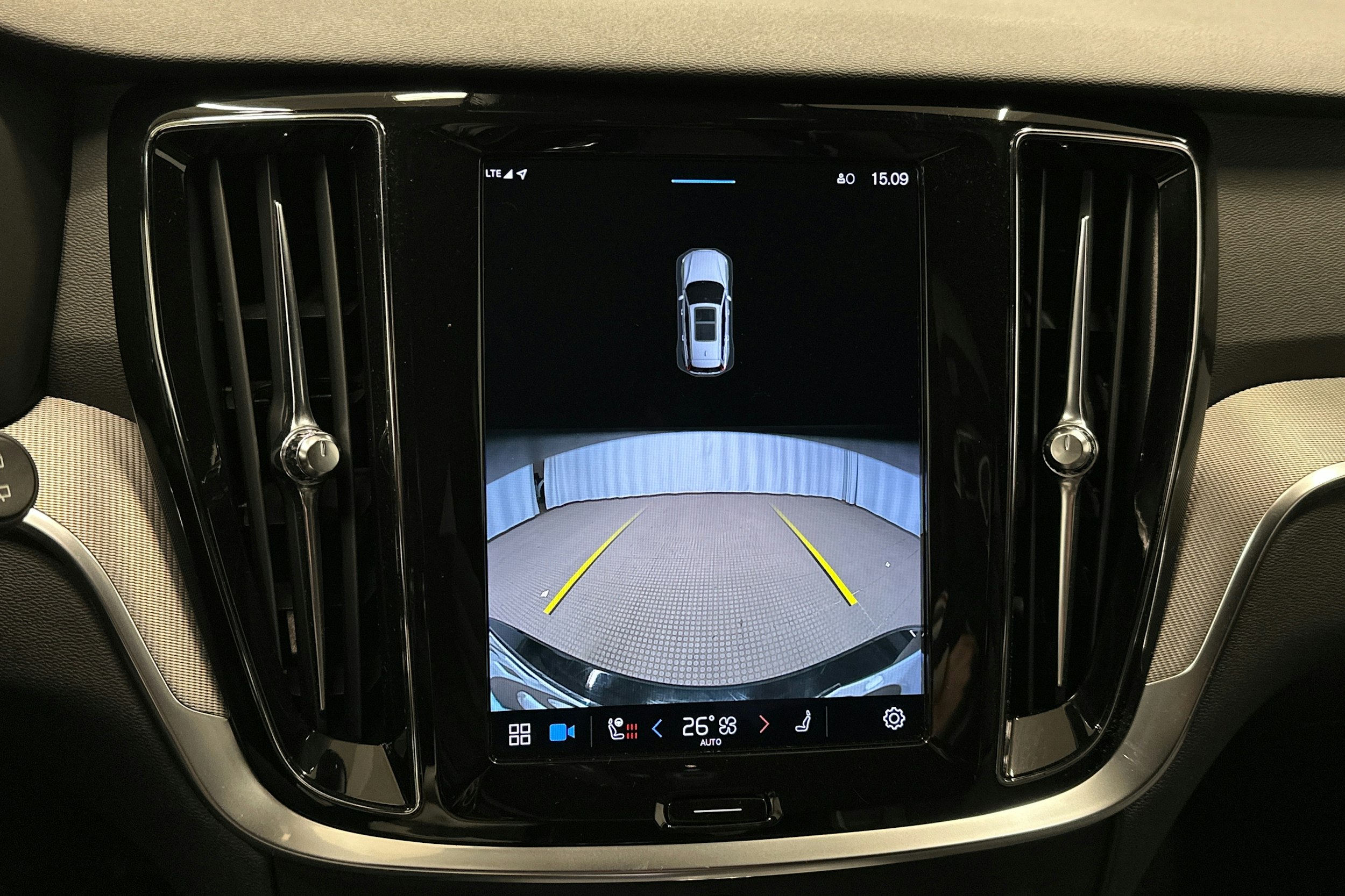 musta Volvo V60 2023 kuva 22.