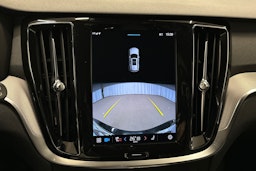 musta Volvo V60 2023 kuva 22.