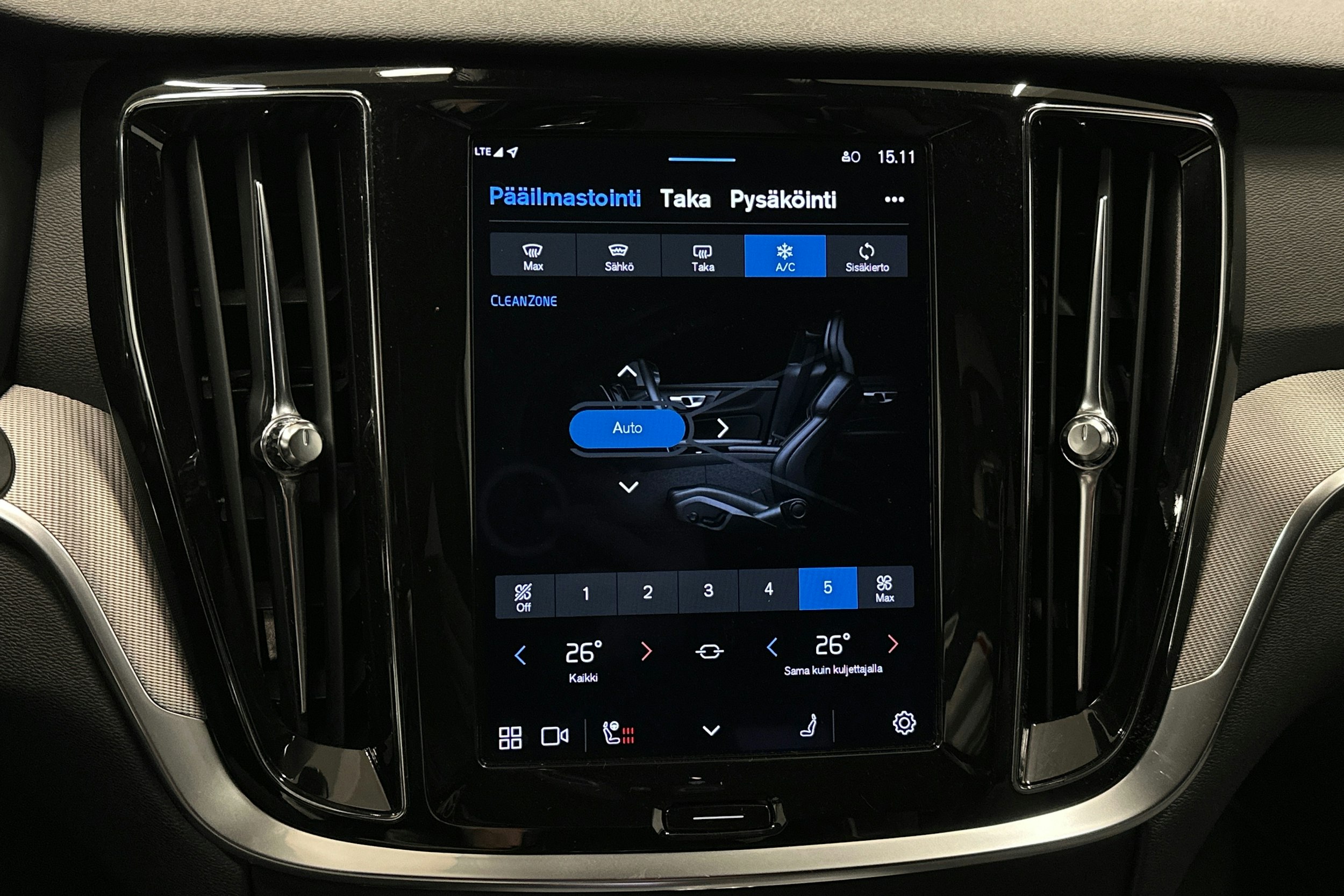 musta Volvo V60 2023 kuva 24.