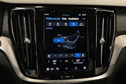 musta Volvo V60 2023 kuva 24.