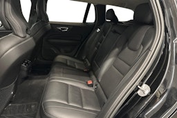 musta Volvo V60 2023 kuva 44.
