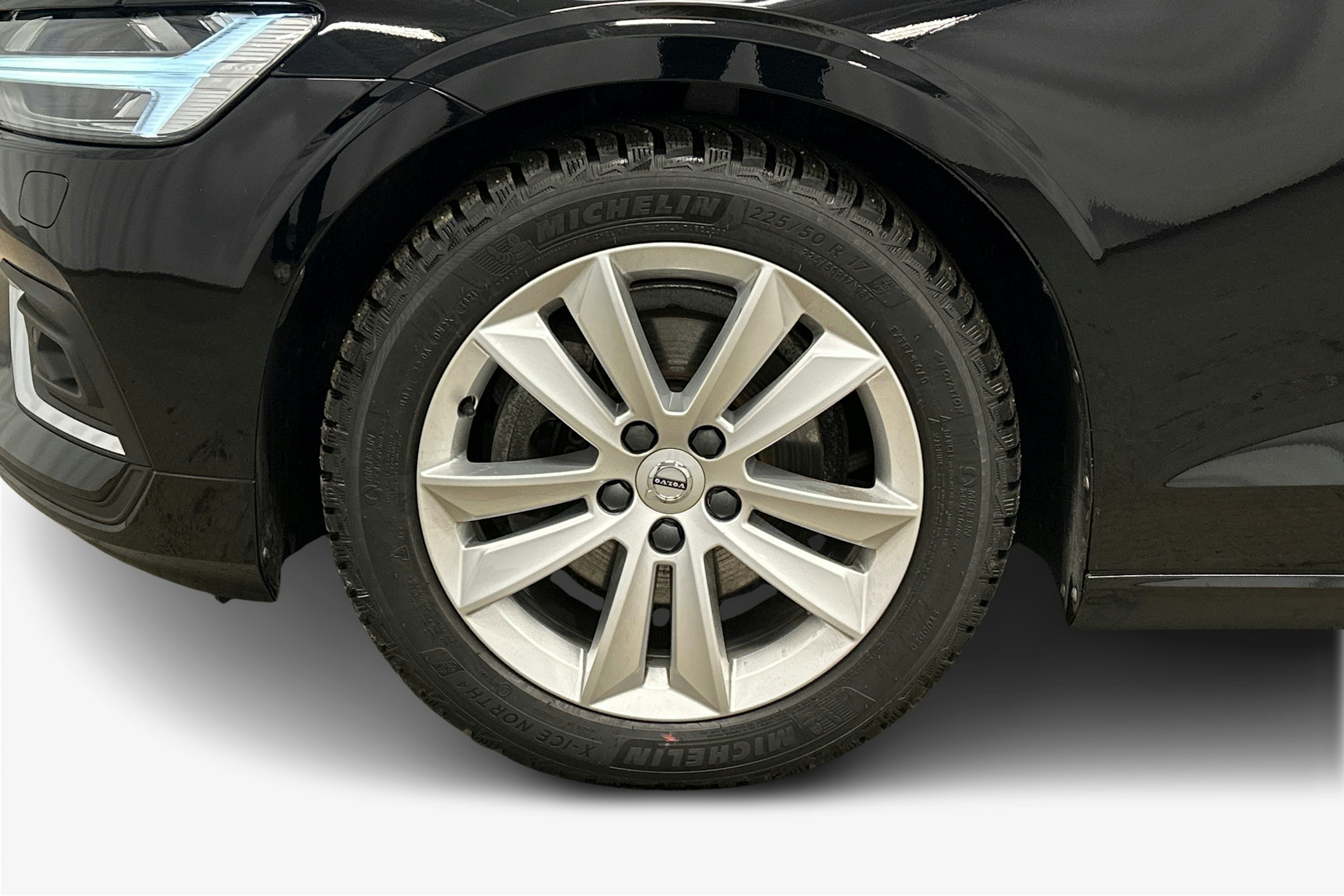 musta Volvo V60 2023 kuva 45.