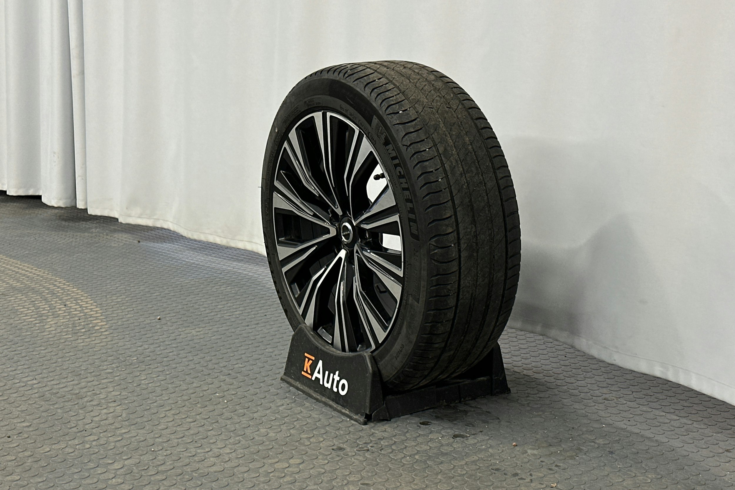 musta Volvo V60 2023 kuva 47.