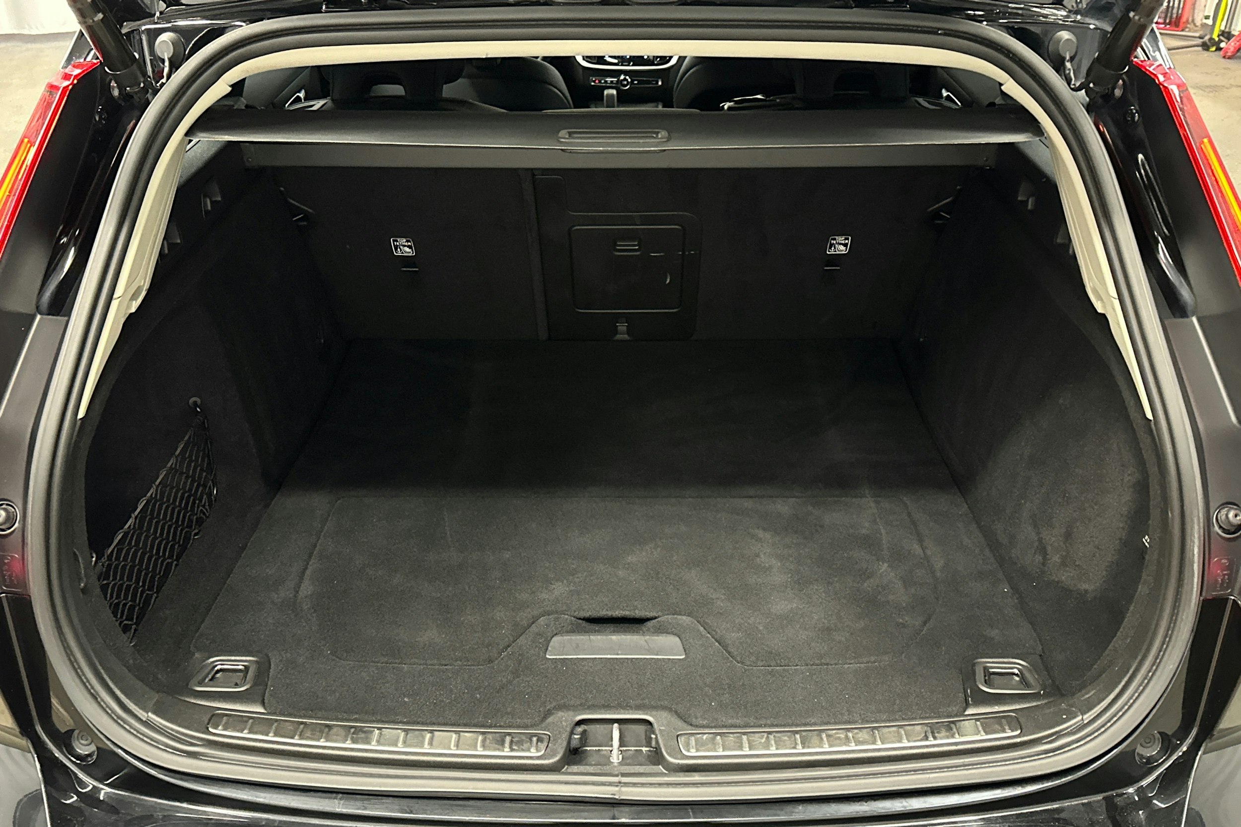 musta Volvo V60 2023 kuva 48.