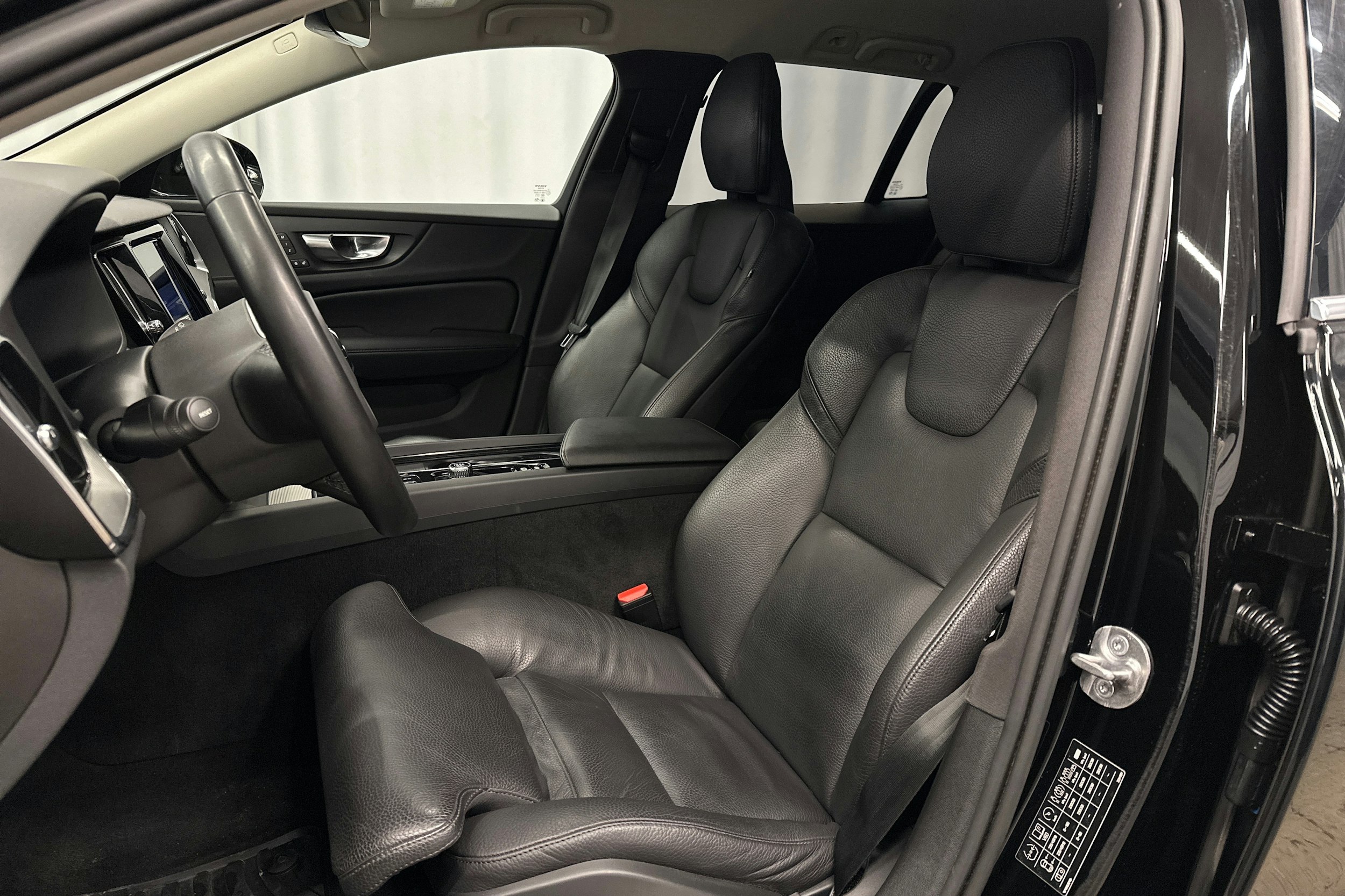 musta Volvo V60 2023 kuva 50.