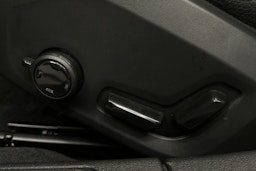 musta Volvo V60 2023 kuva 51.