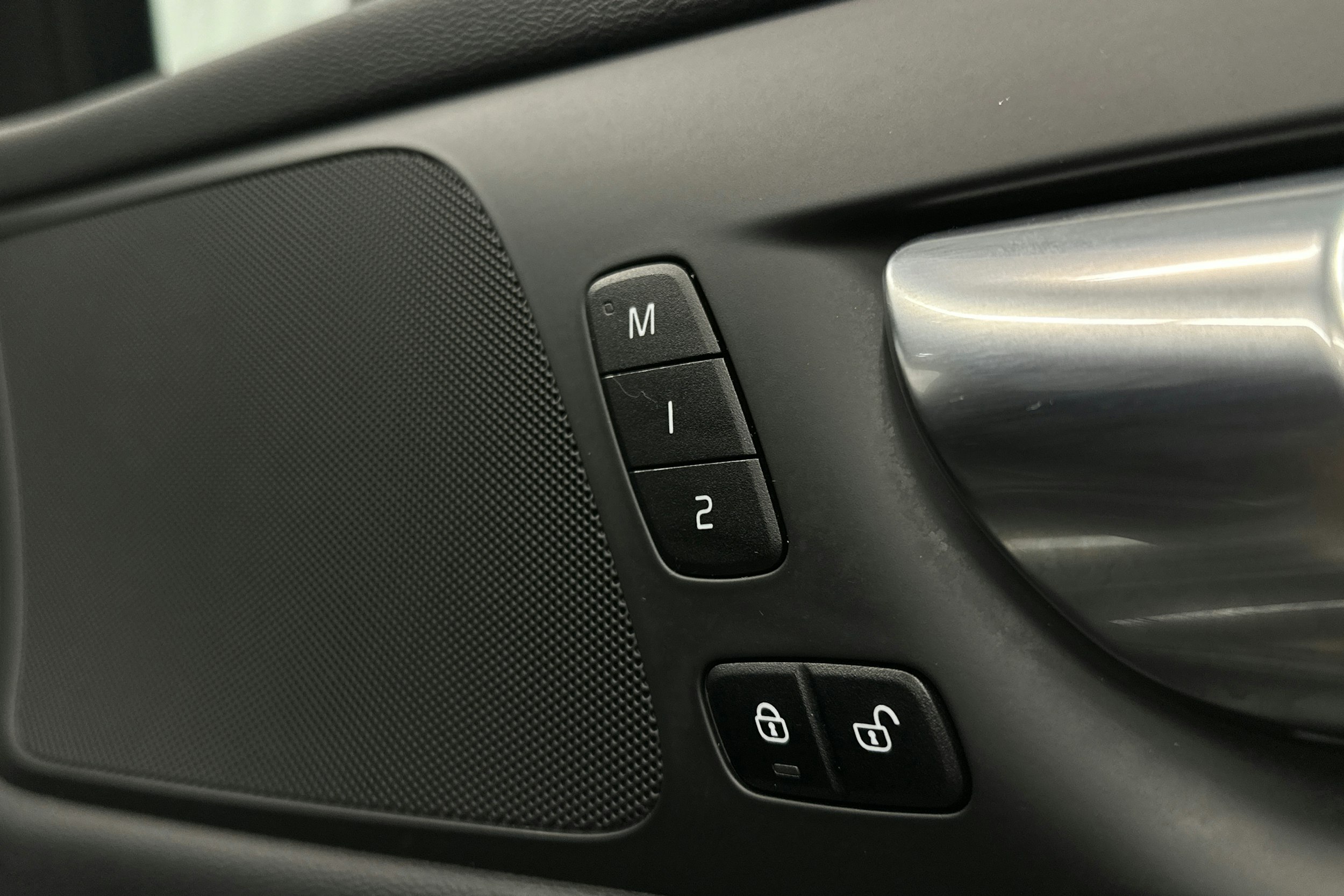 musta Volvo V60 2023 kuva 54.