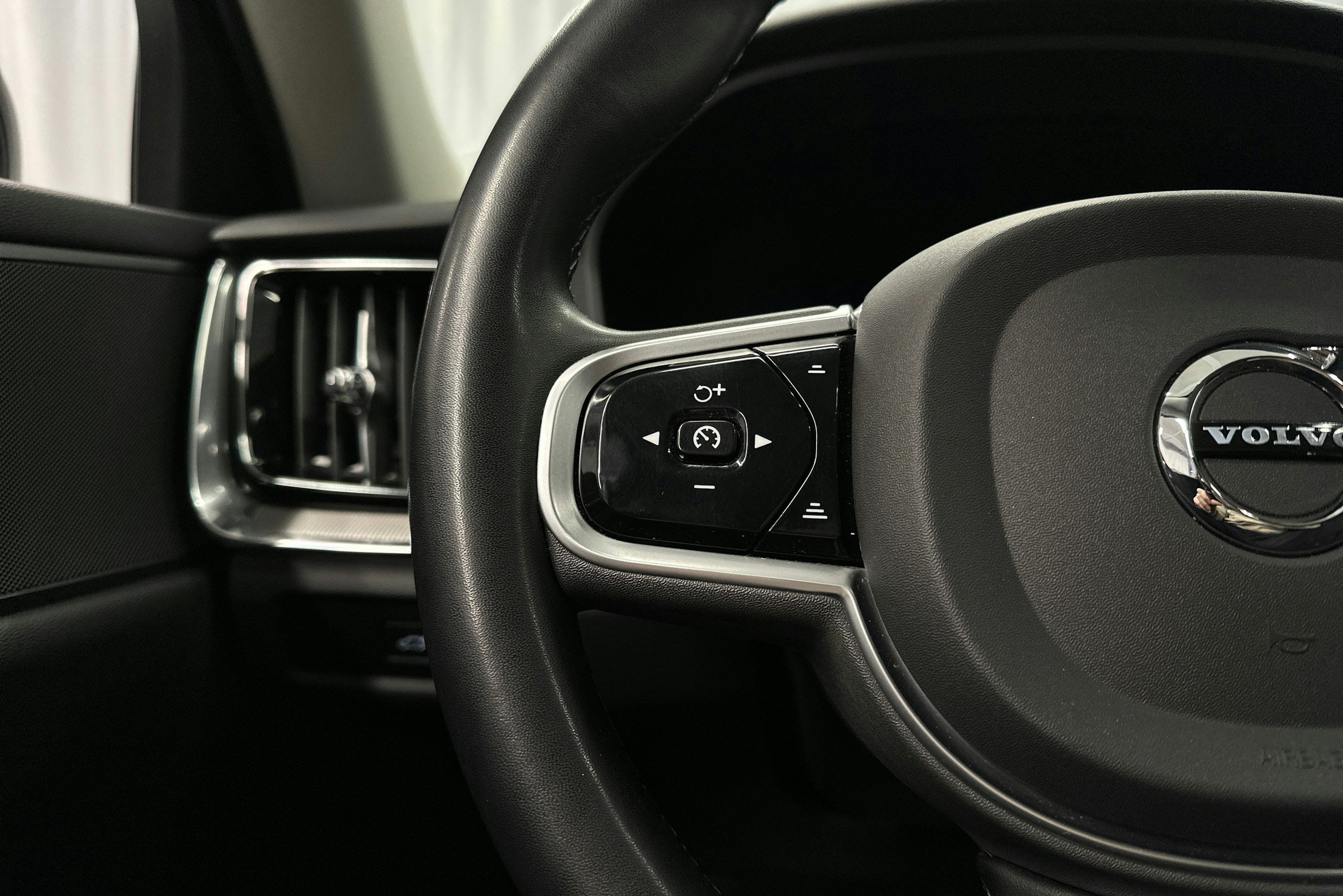 musta Volvo V60 2023 kuva 56.