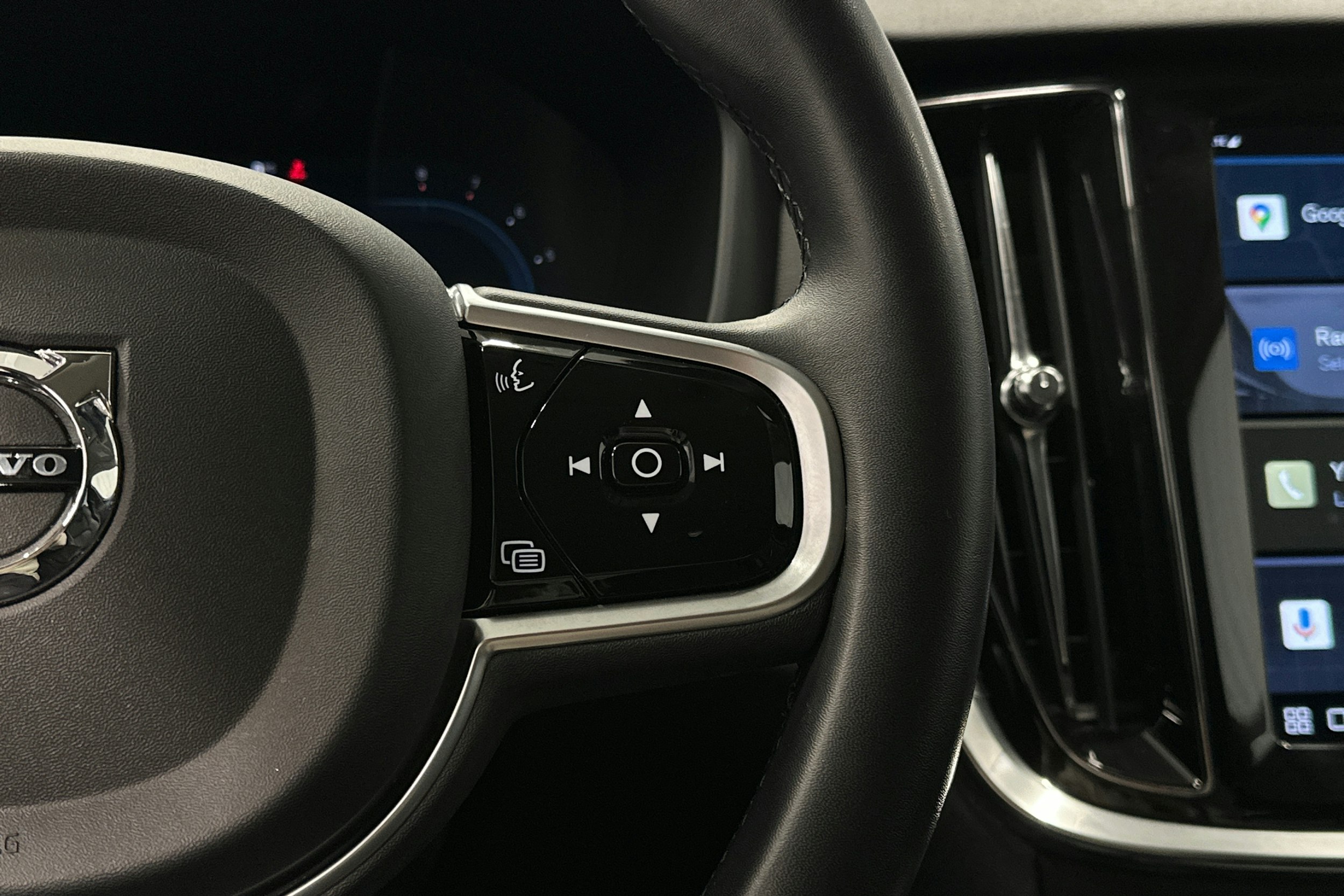 musta Volvo V60 2023 kuva 57.