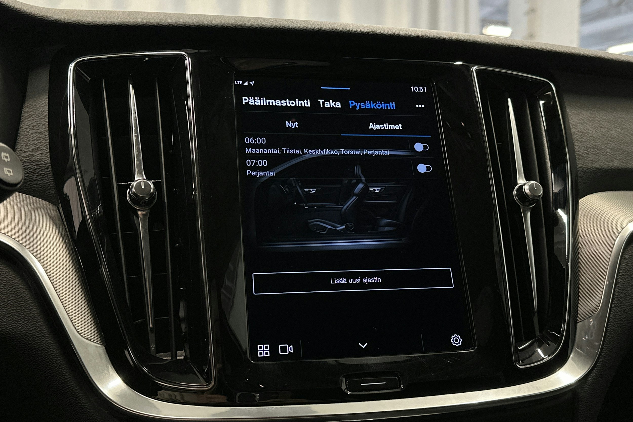 musta Volvo V60 2023 kuva 65.