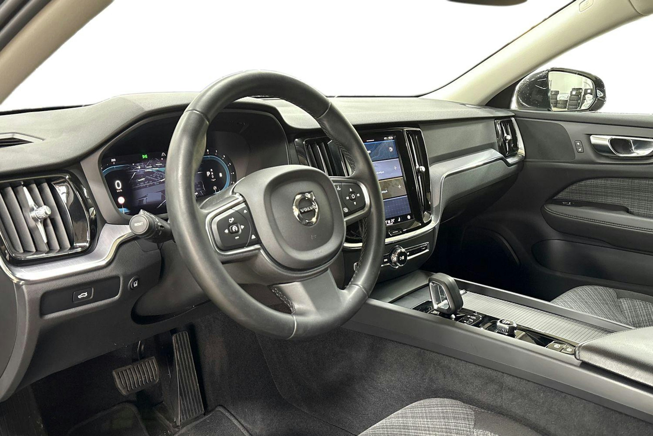 musta Volvo V60 2023 kuva 7.