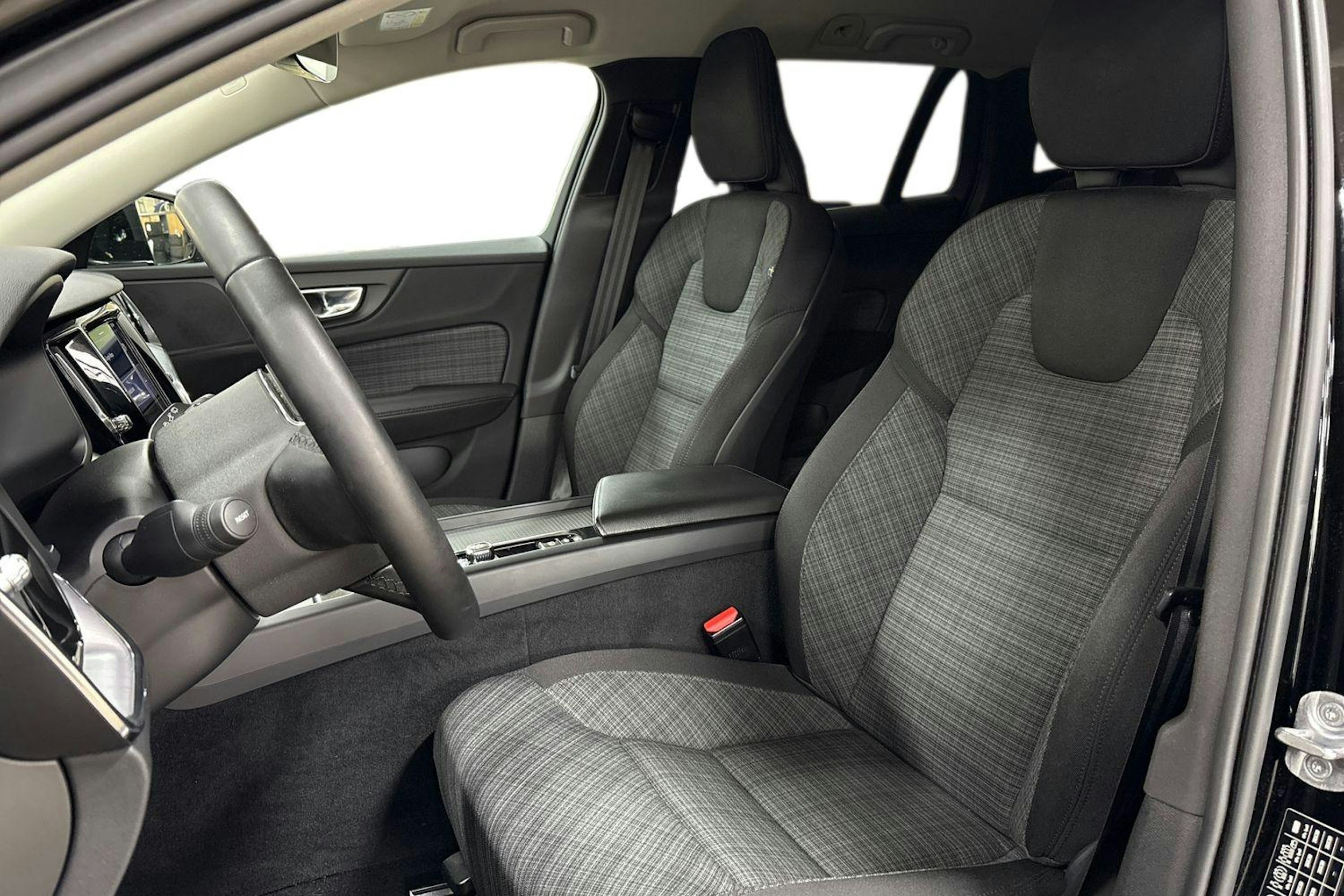 musta Volvo V60 2023 kuva 9.