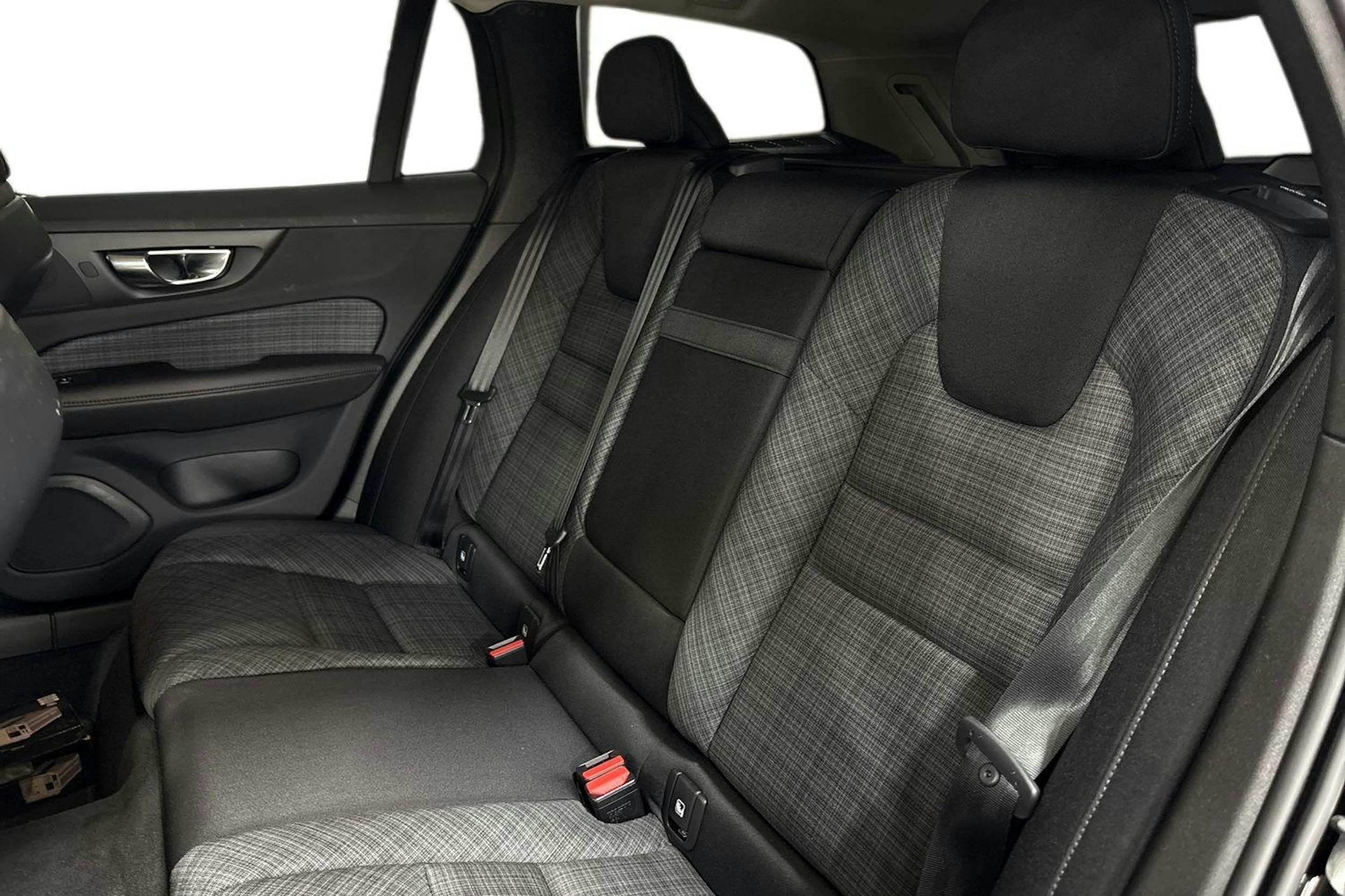 musta Volvo V60 2023 kuva 10.