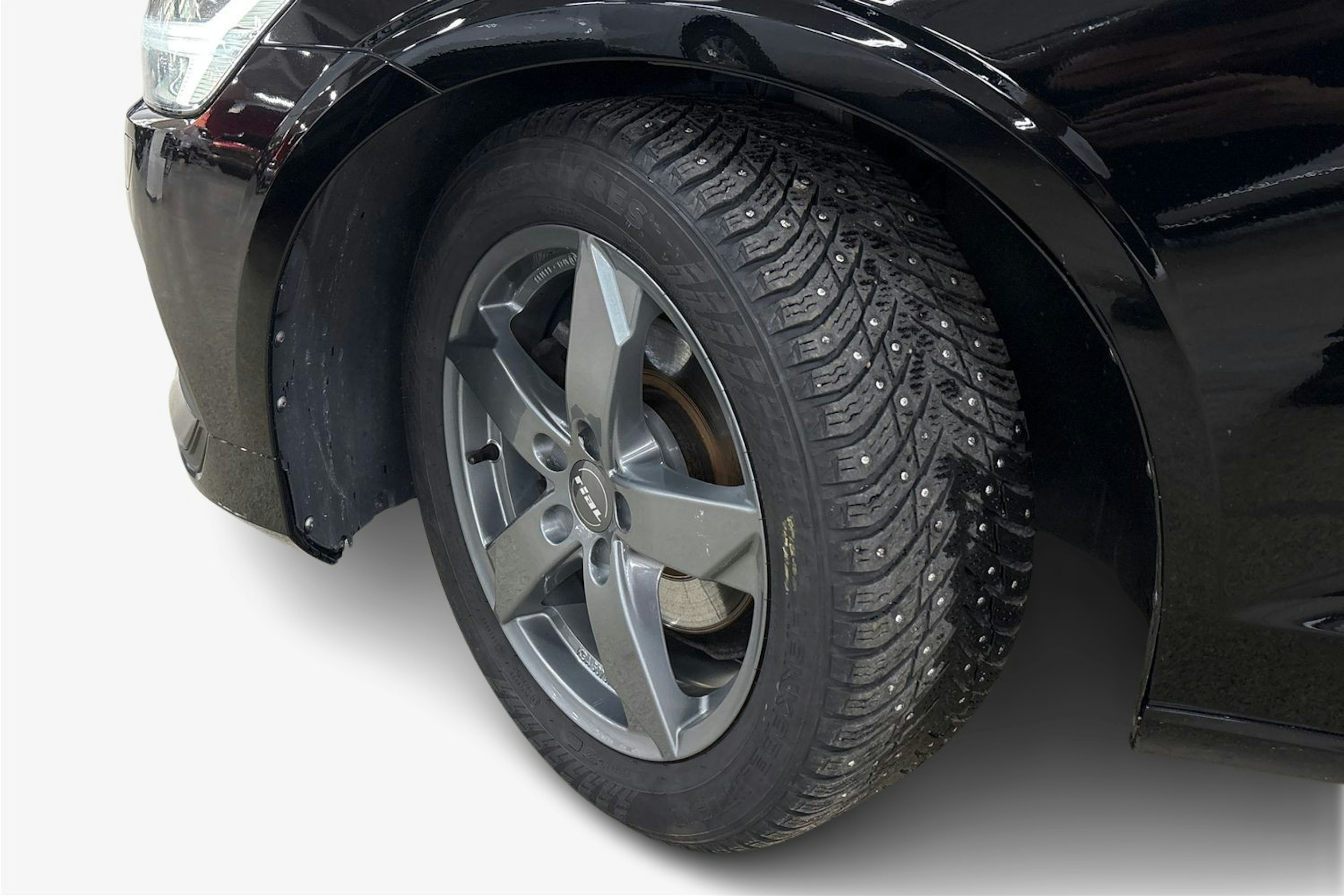 musta Volvo V60 2023 kuva 11.