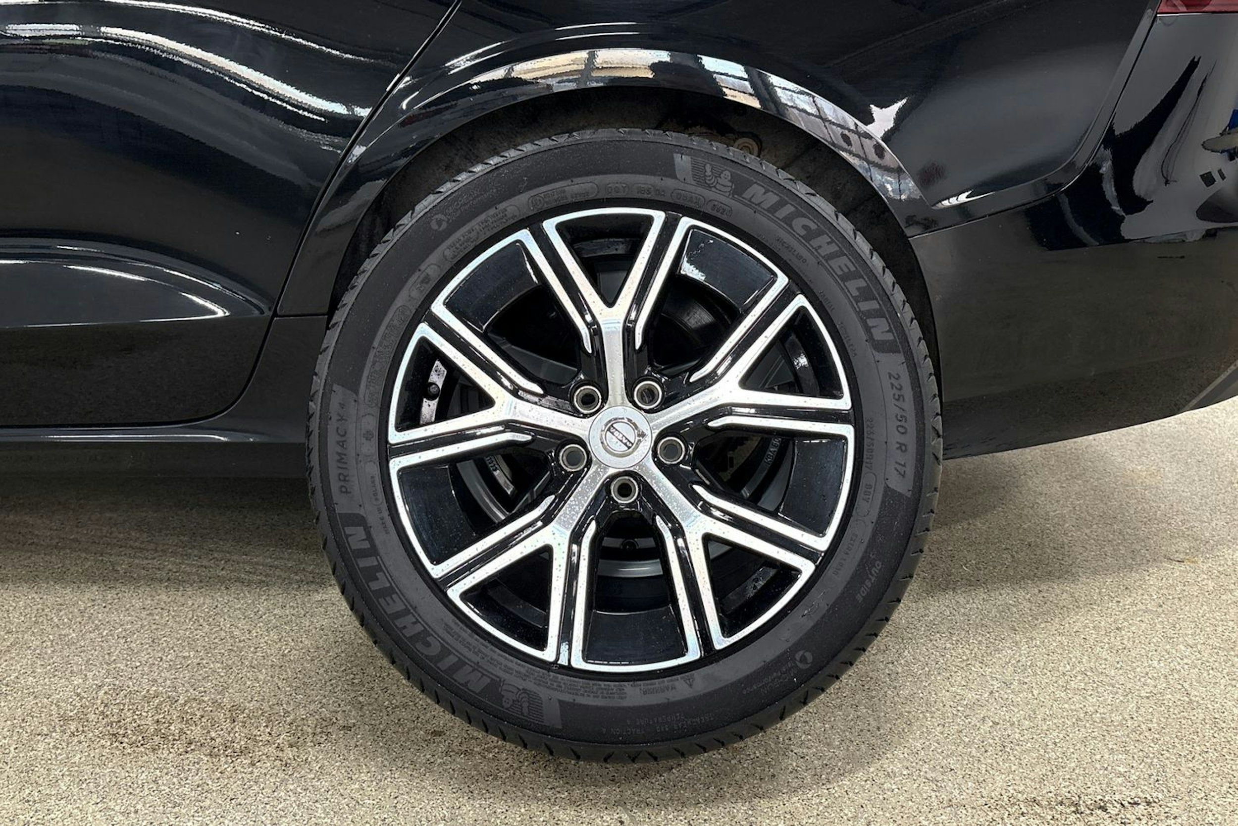 musta Volvo V60 2023 kuva 13.