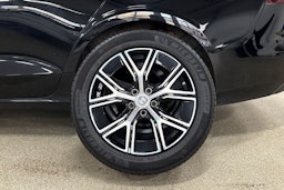 musta Volvo V60 2023 kuva 13.