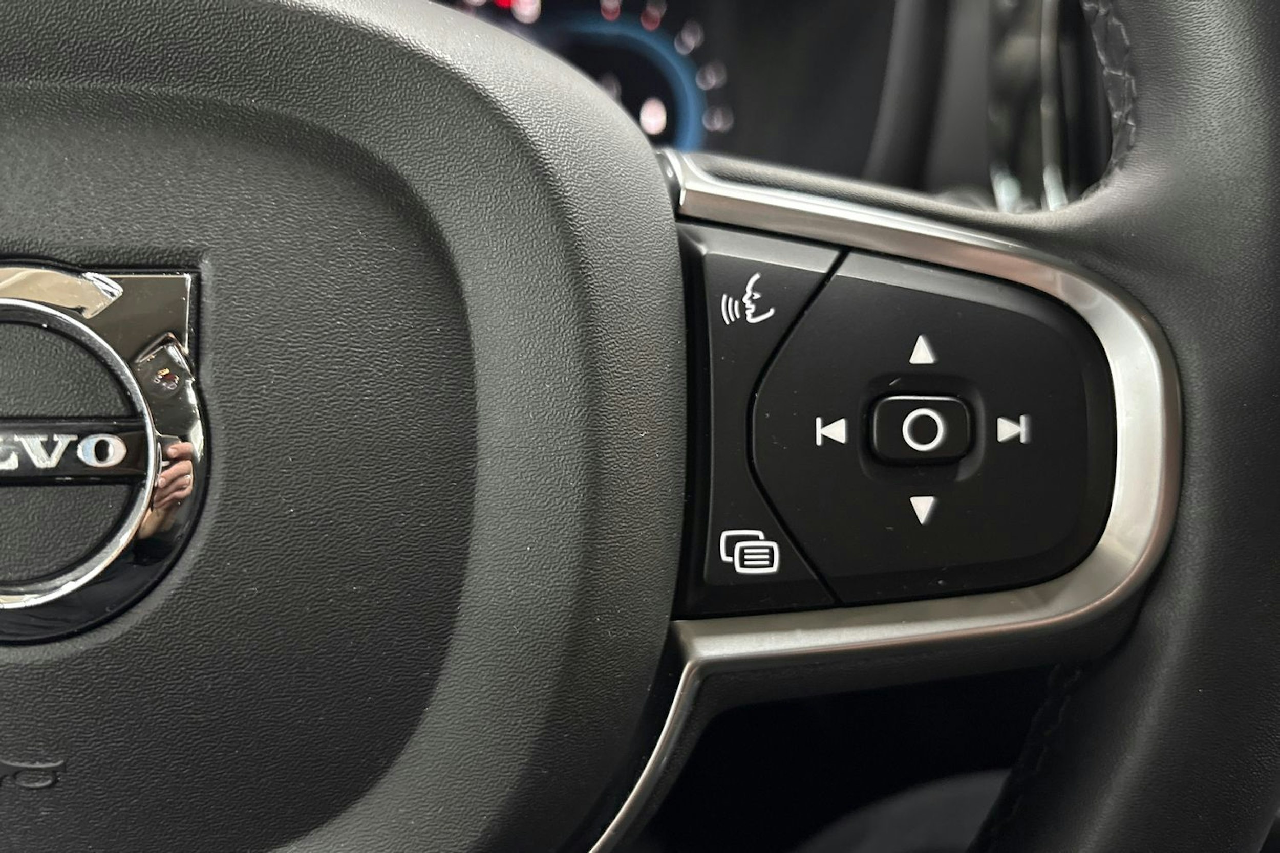 musta Volvo V60 2023 kuva 17.