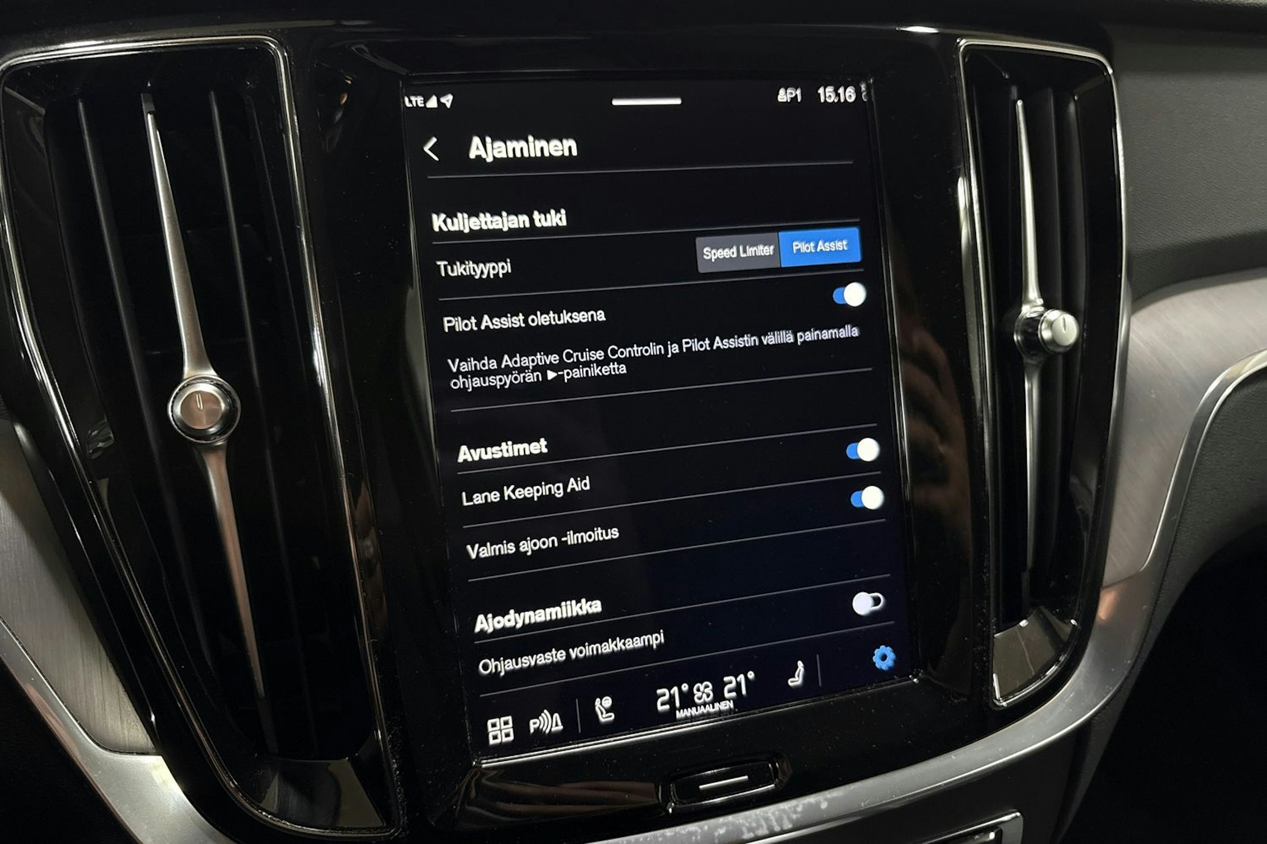 musta Volvo V60 2023 kuva 20.