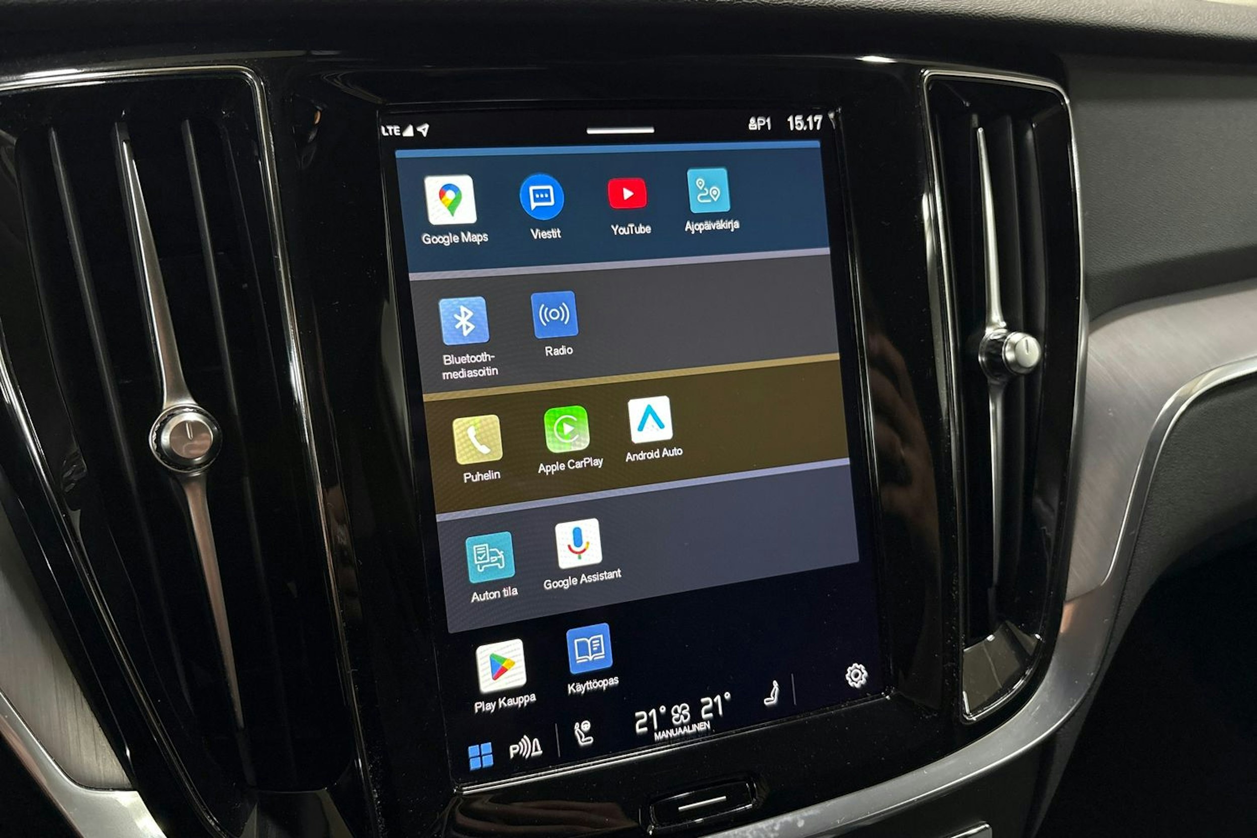 musta Volvo V60 2023 kuva 21.