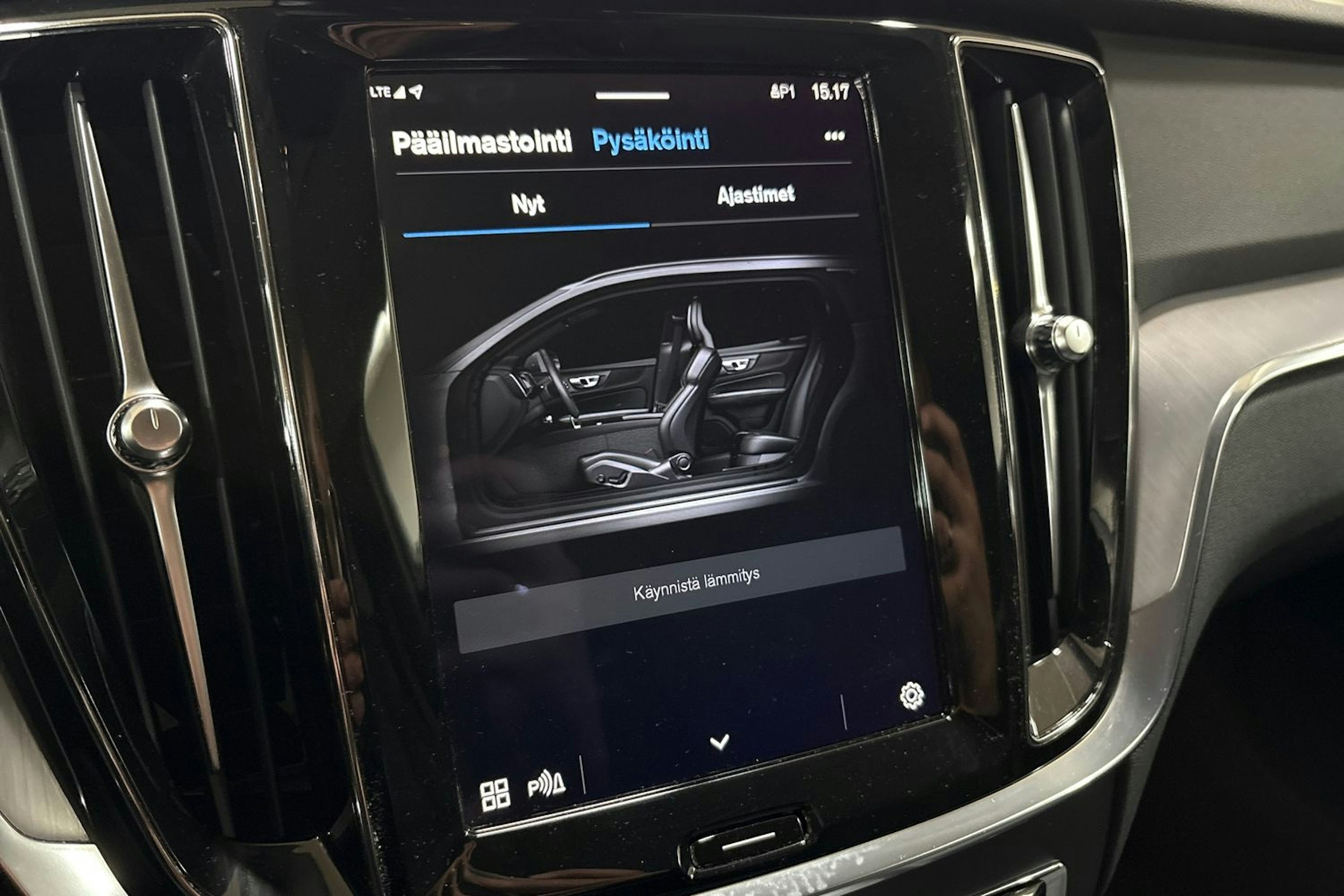 musta Volvo V60 2023 kuva 24.