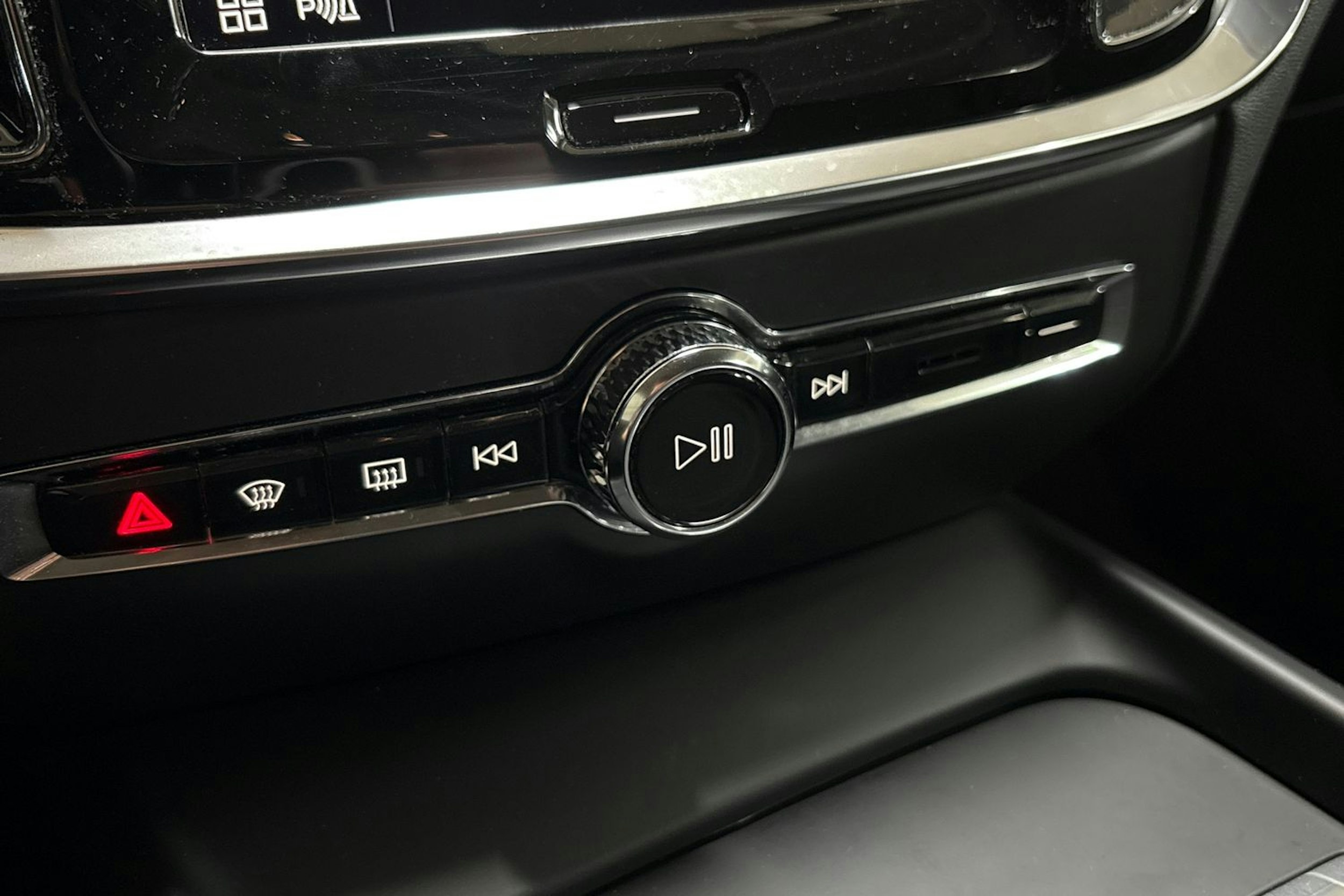 musta Volvo V60 2023 kuva 25.