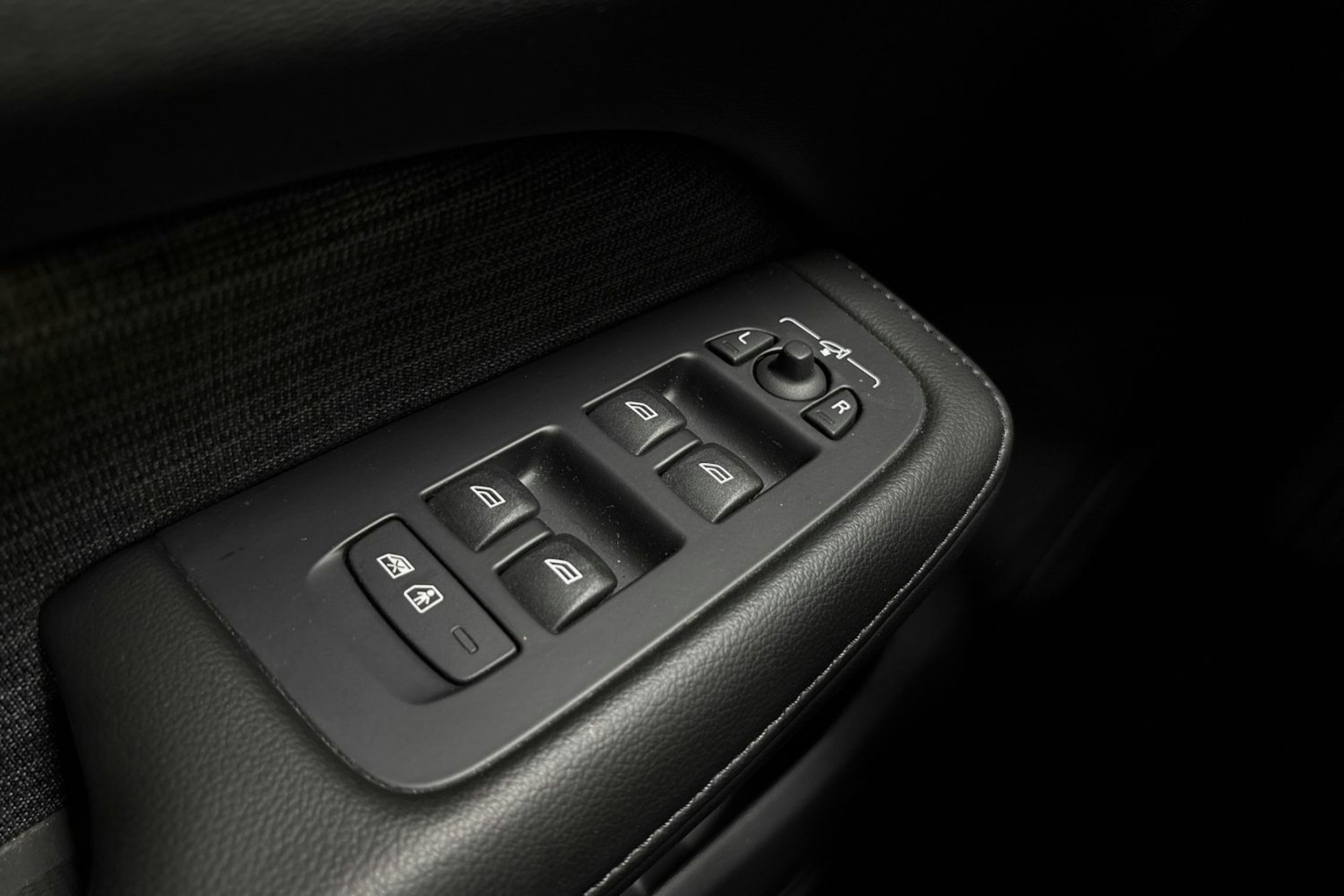 musta Volvo V60 2023 kuva 27.