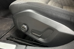 musta Volvo V60 2023 kuva 28.