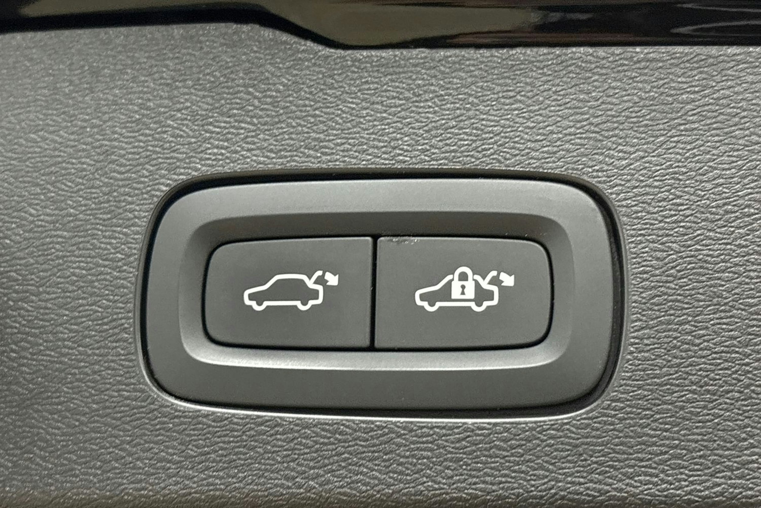 musta Volvo V60 2023 kuva 30.