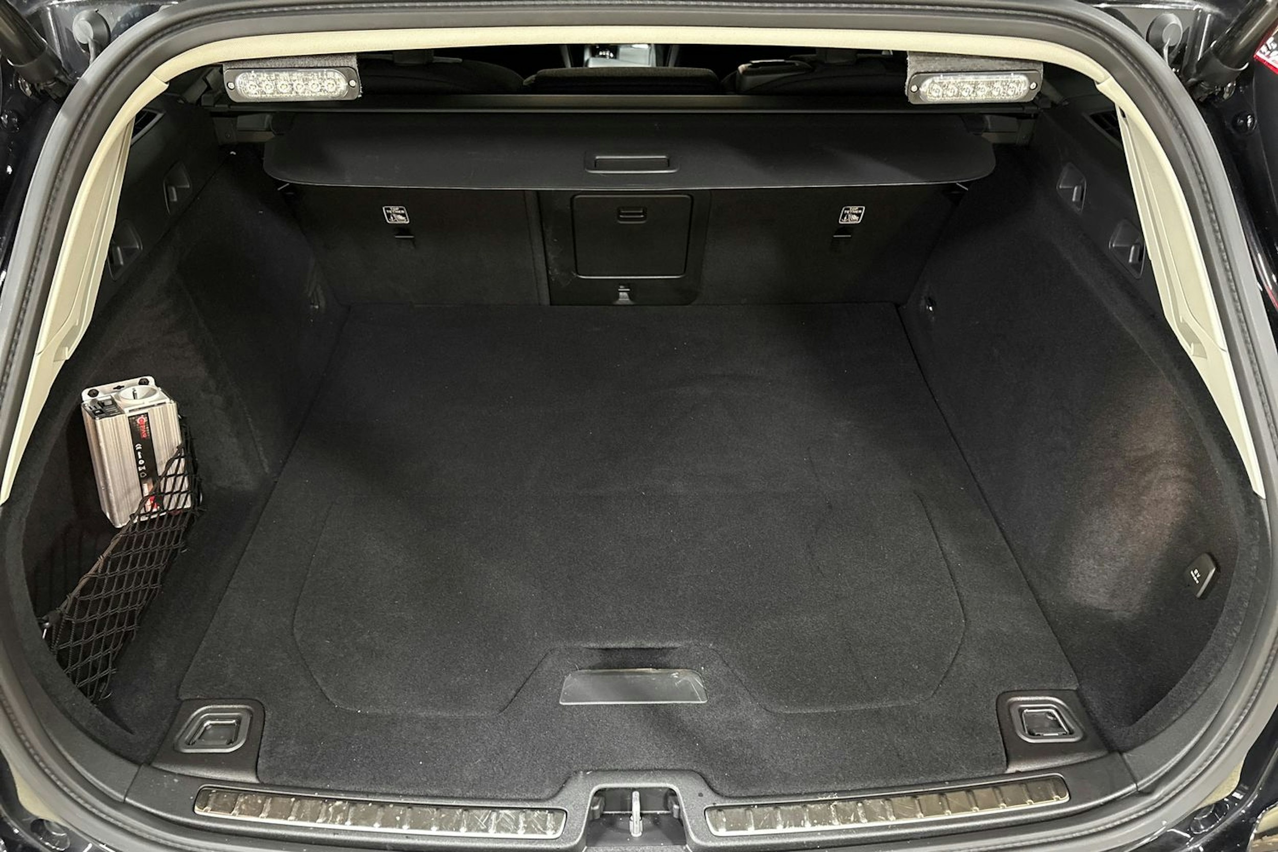 musta Volvo V60 2023 kuva 31.